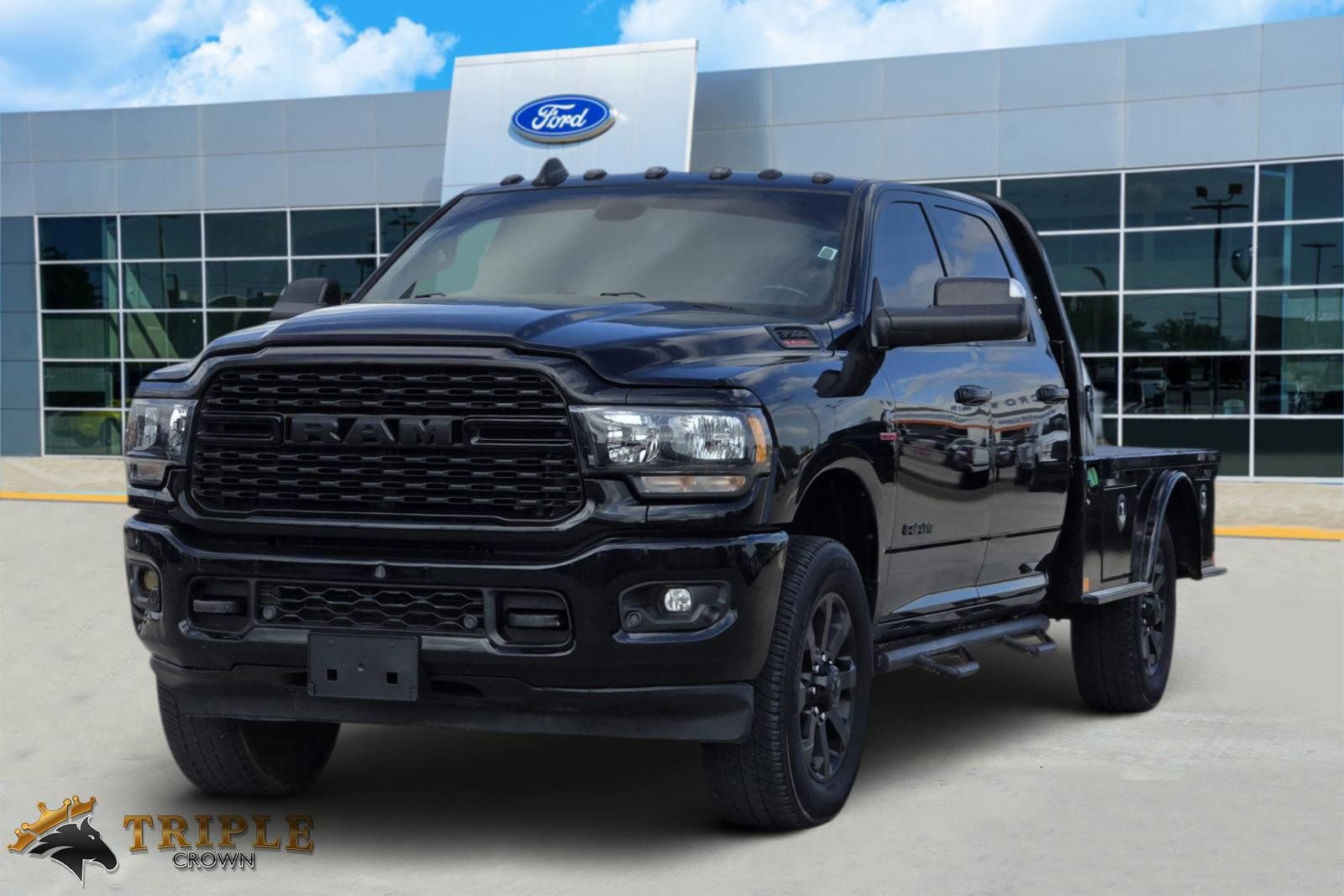 Used 2022 RAM 3500 Big Horn w/ Night Edition AWD/4WD image 2