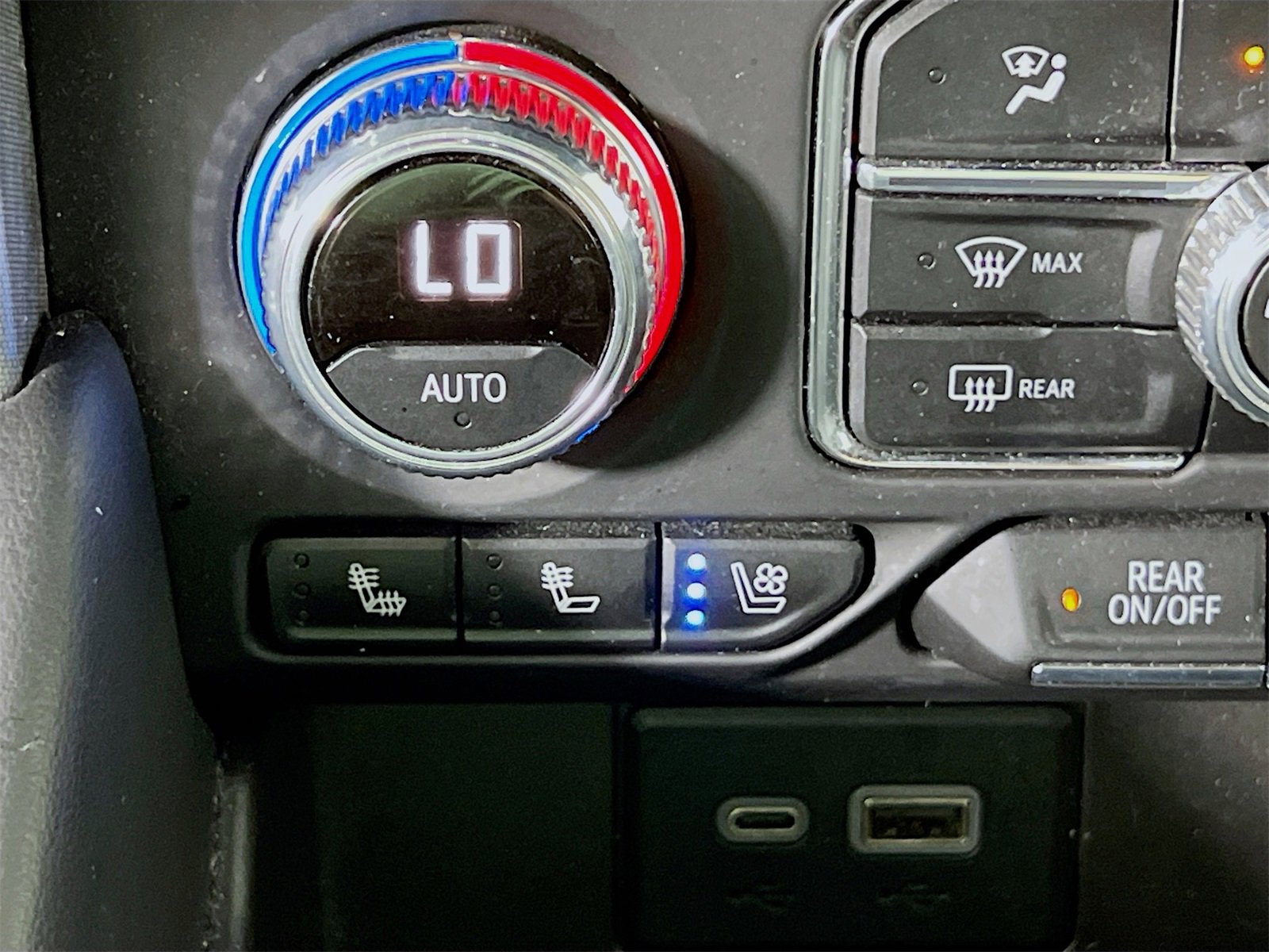 Used 2023 GMC Yukon XL SLT image 23