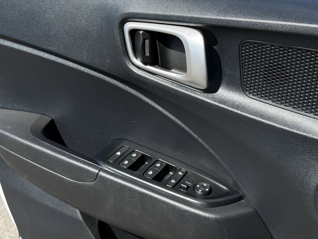 Used 2023 Hyundai Venue SEL image 32