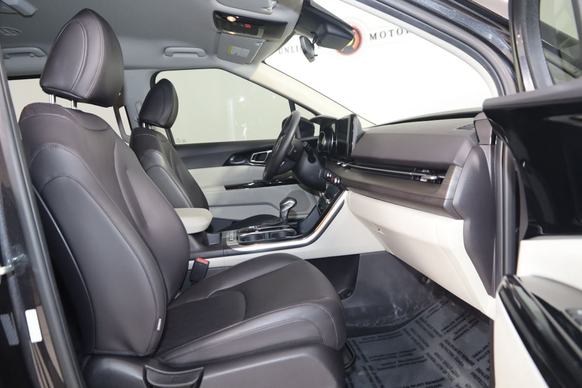 Used 2024 Kia Carnival EX FWD image 13