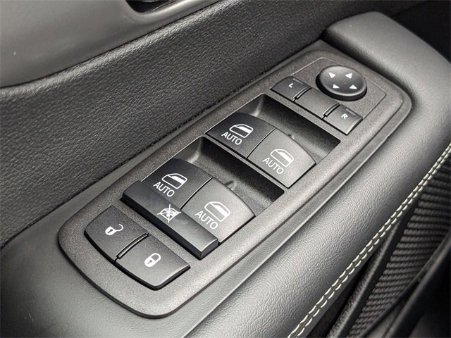 Used 2025 Chrysler Pacifica Select image 22