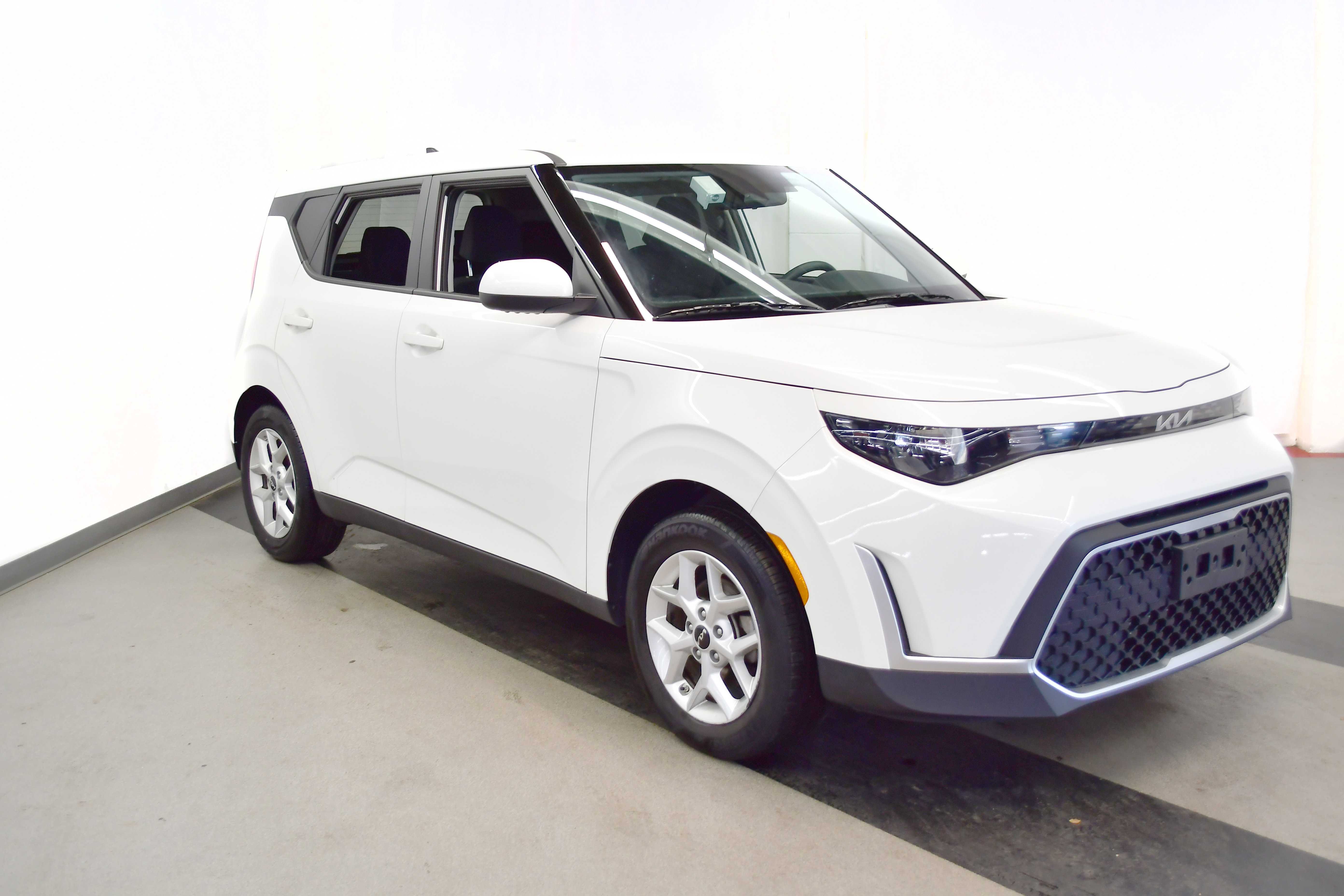 Used 2025 Kia Soul LX w/ LX Technology Package FWD image 2