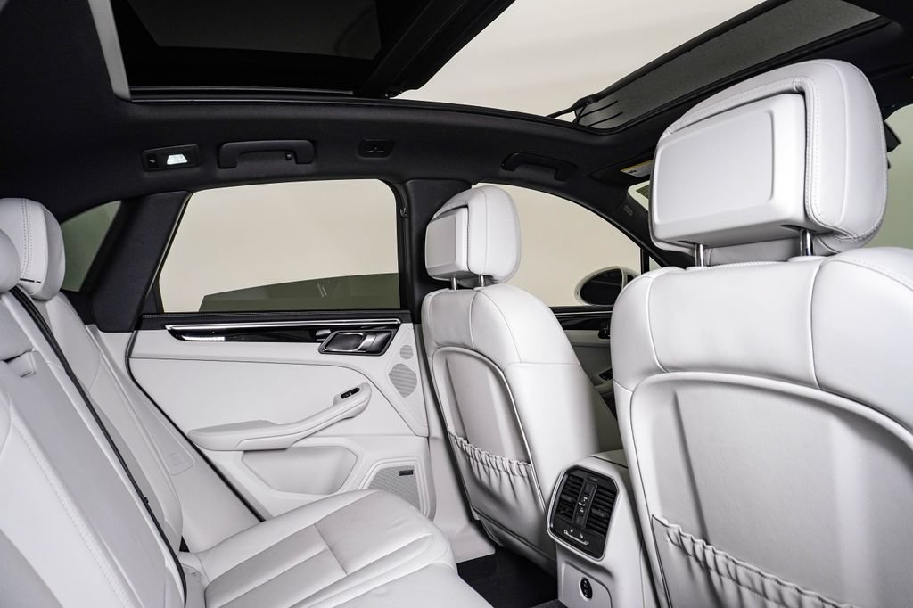 Certified 2023 Porsche Macan AWD/4WD image 16