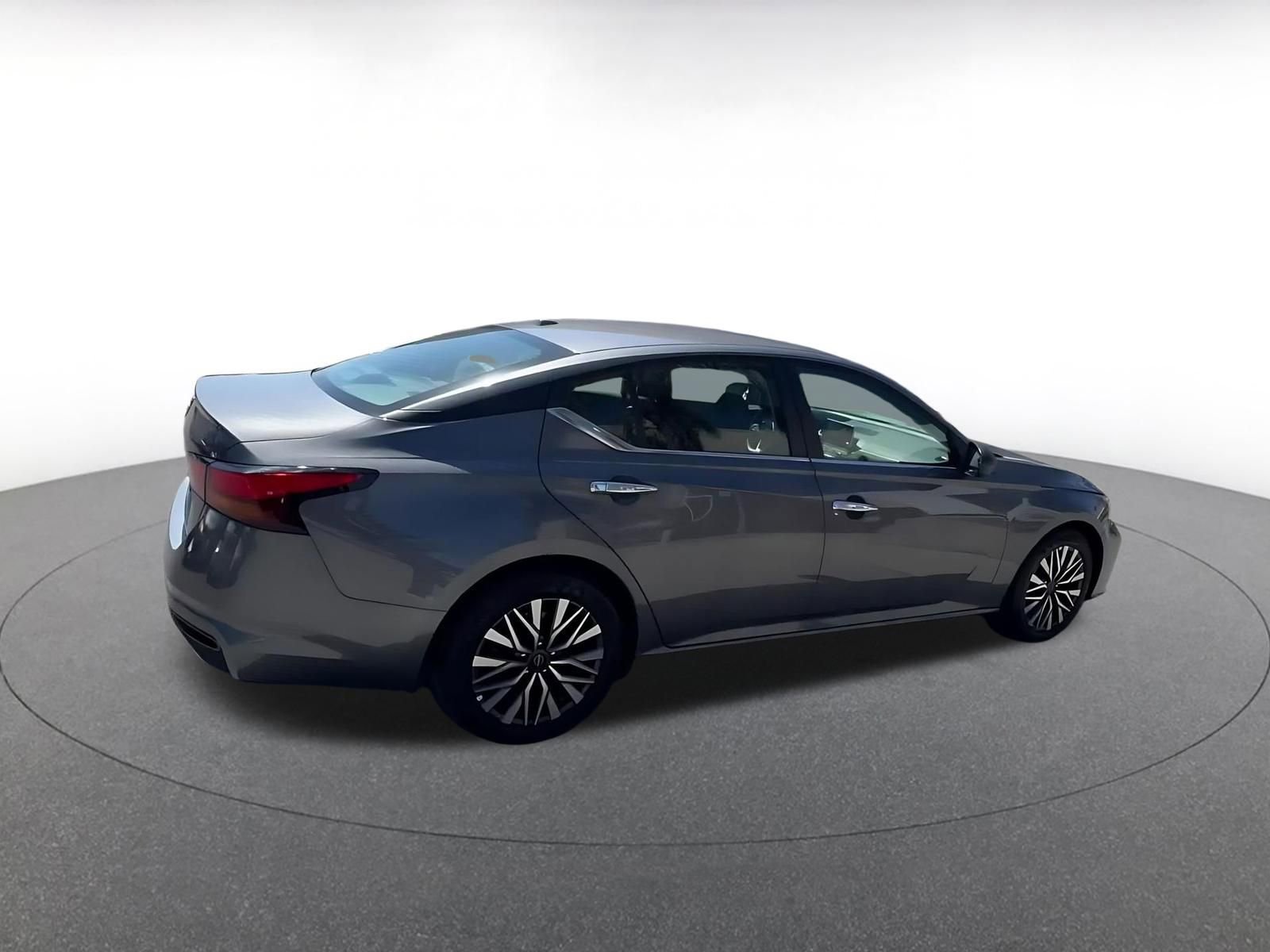 Used 2025 Nissan Altima 2.5 SV image 15