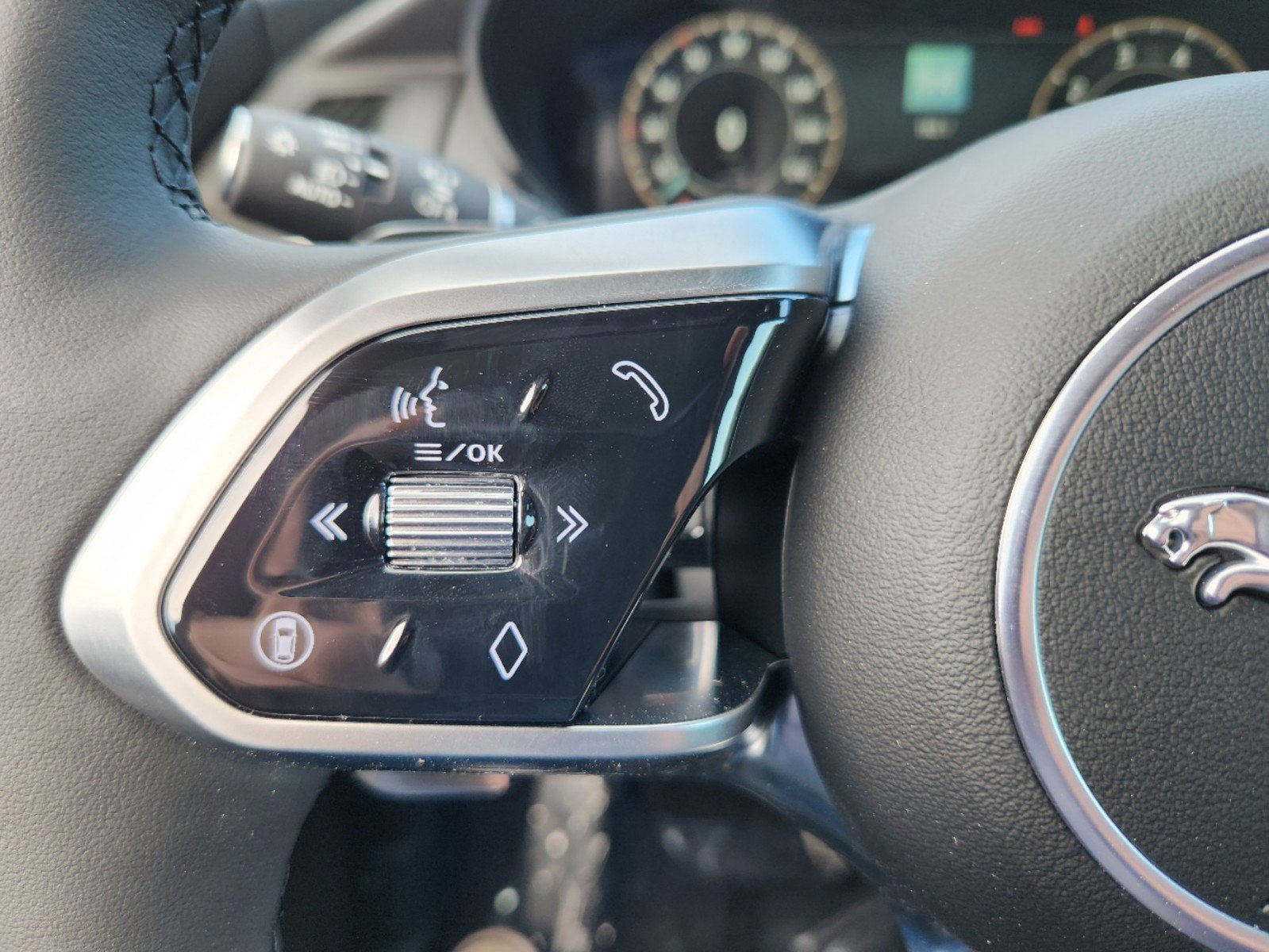 New 2024 Jaguar E-PACE R-Dynamic SE image 31