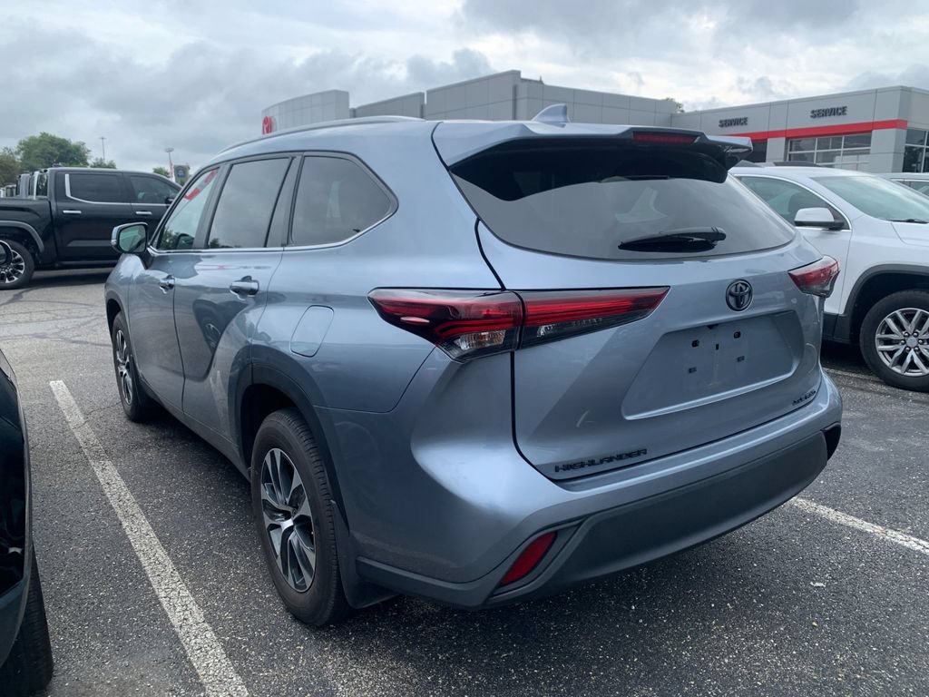Used 2024 Toyota Highlander XLE AWD/4WD image 4