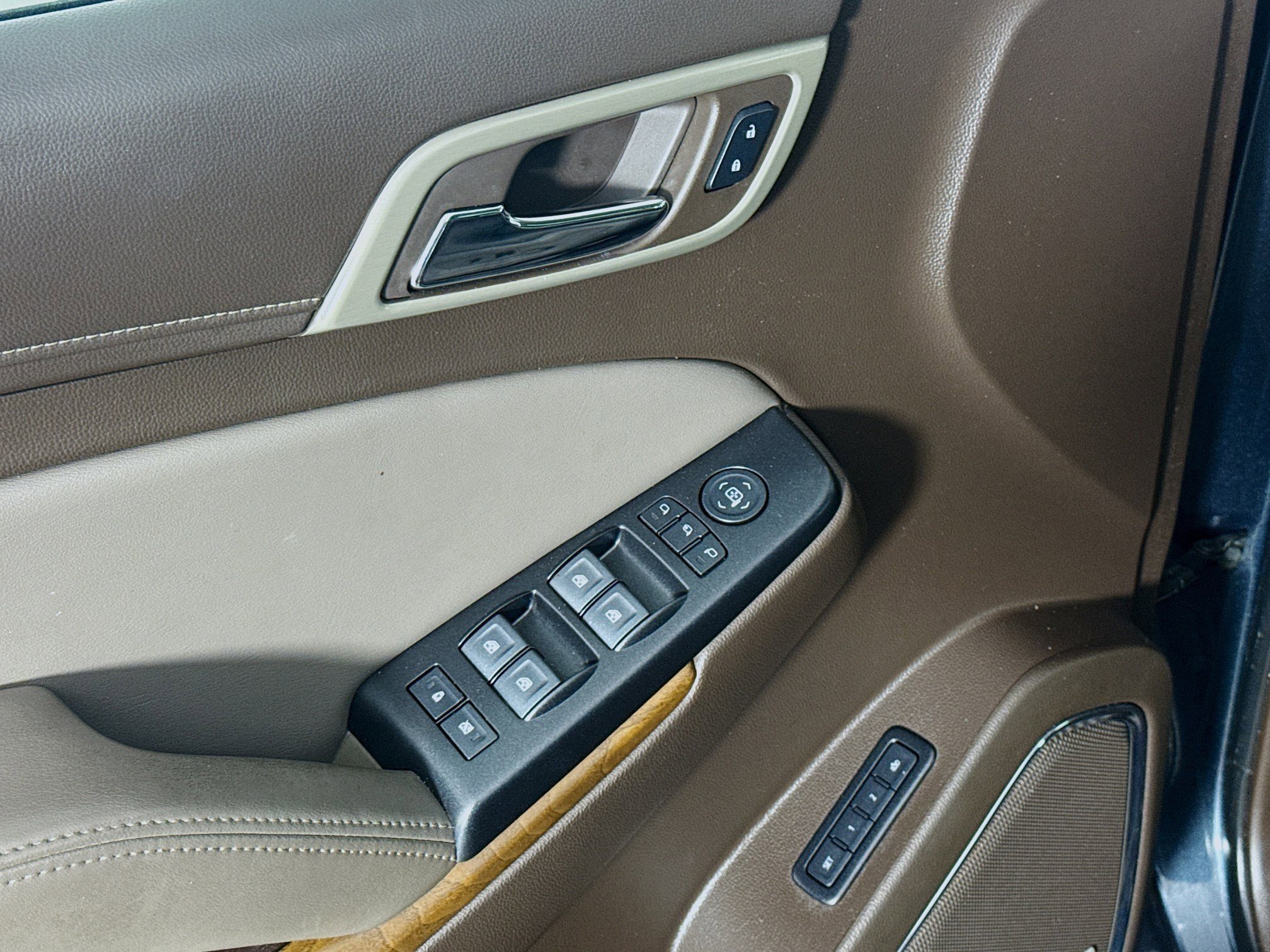 Used 2020 GMC Yukon Denali w/ Enhanced Security Package image 24