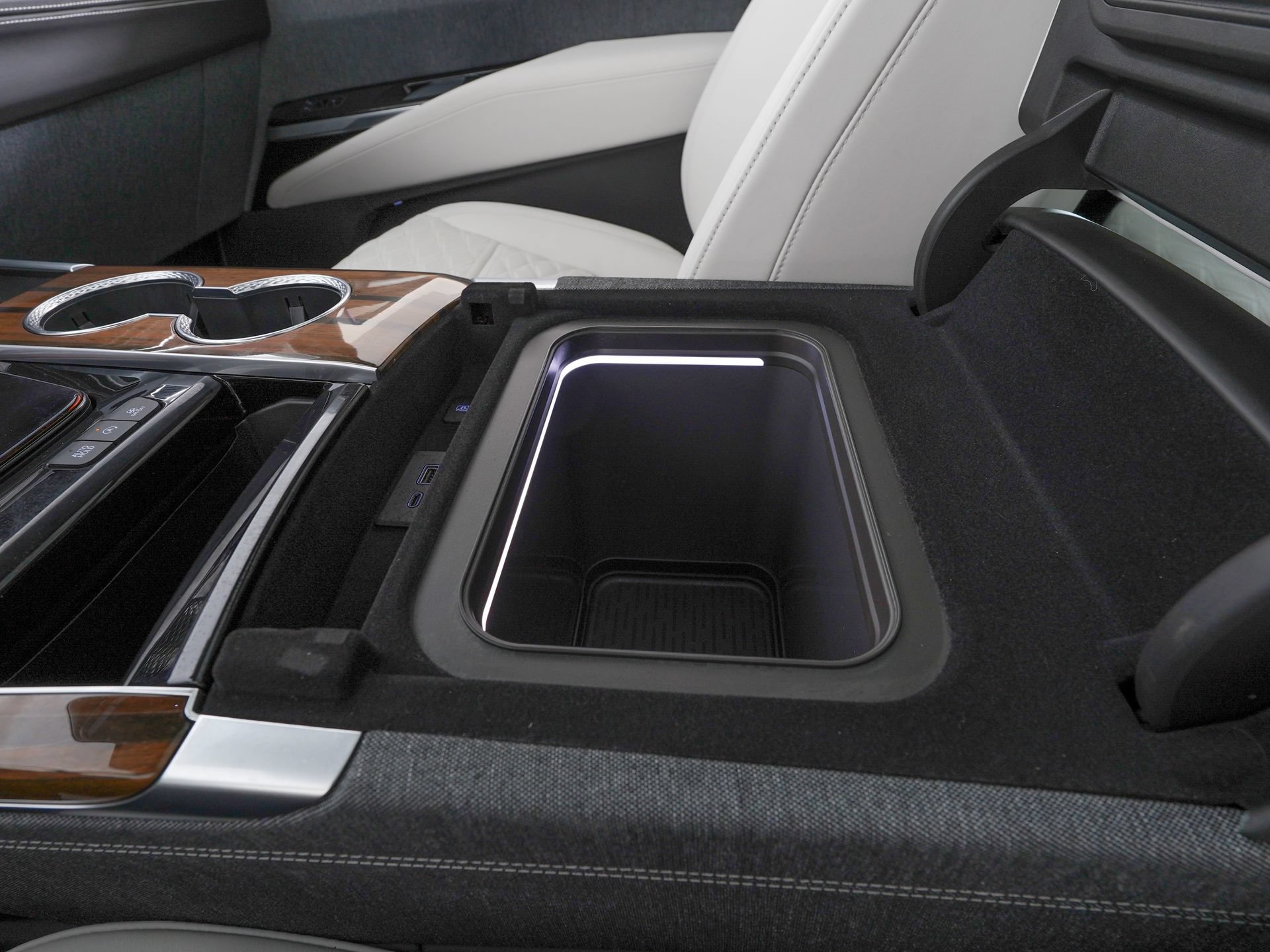 Used 2026 Cadillac Escalade Platinum Luxury w/ LPO, Floor Liner Package AWD/4WD image 32