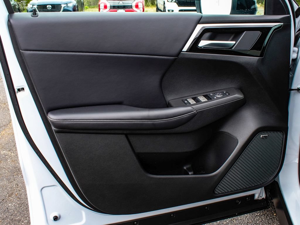 New 2026 Mitsubishi Outlander LE AWD/4WD image 8