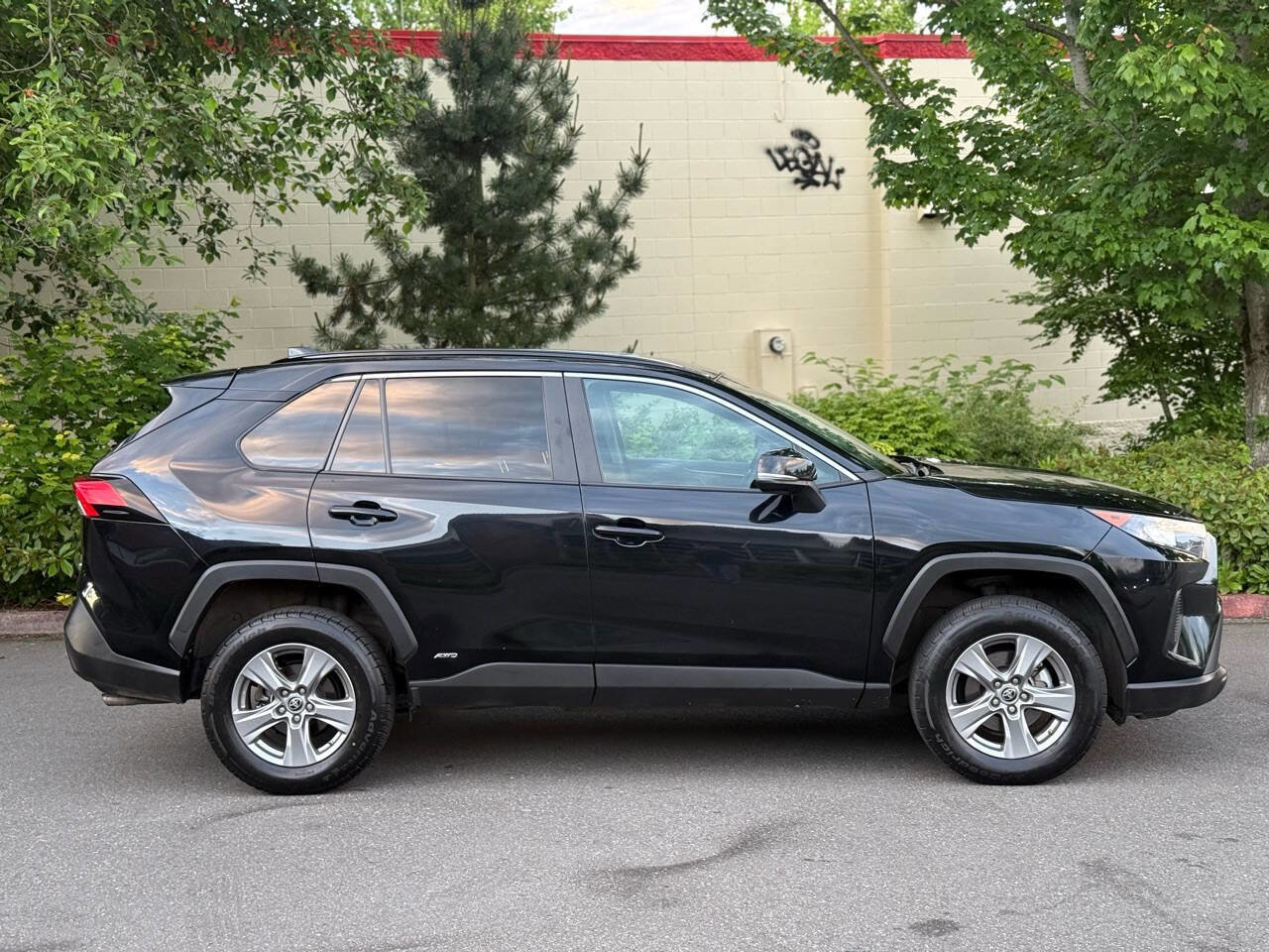 Used 2022 Toyota RAV4 LE image 3