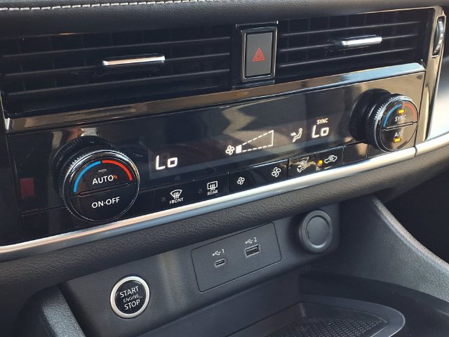 Used 2022 Nissan Rogue SV FWD image 11