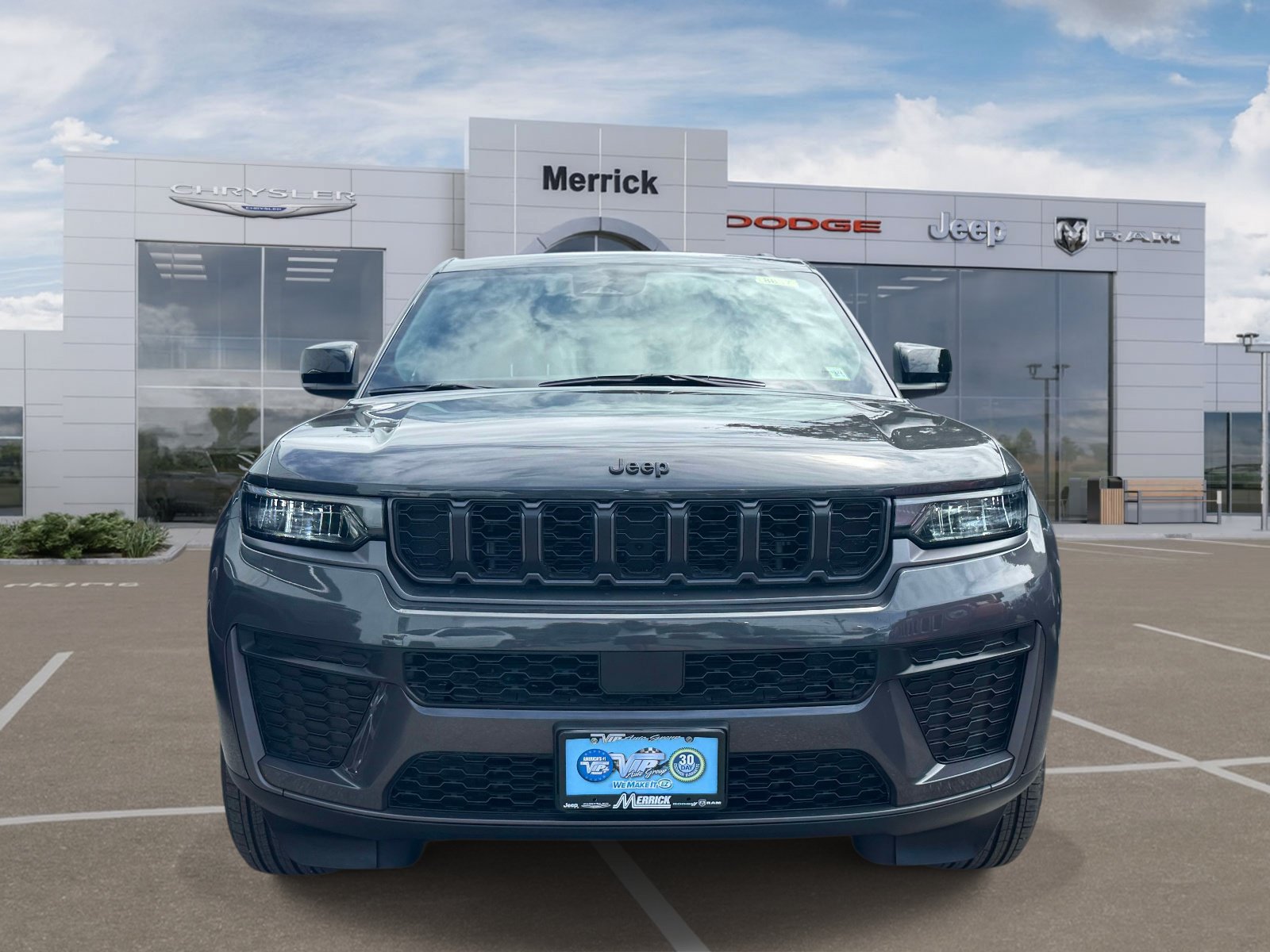 Used 2026 Jeep Grand Cherokee Altitude AWD/4WD image 3