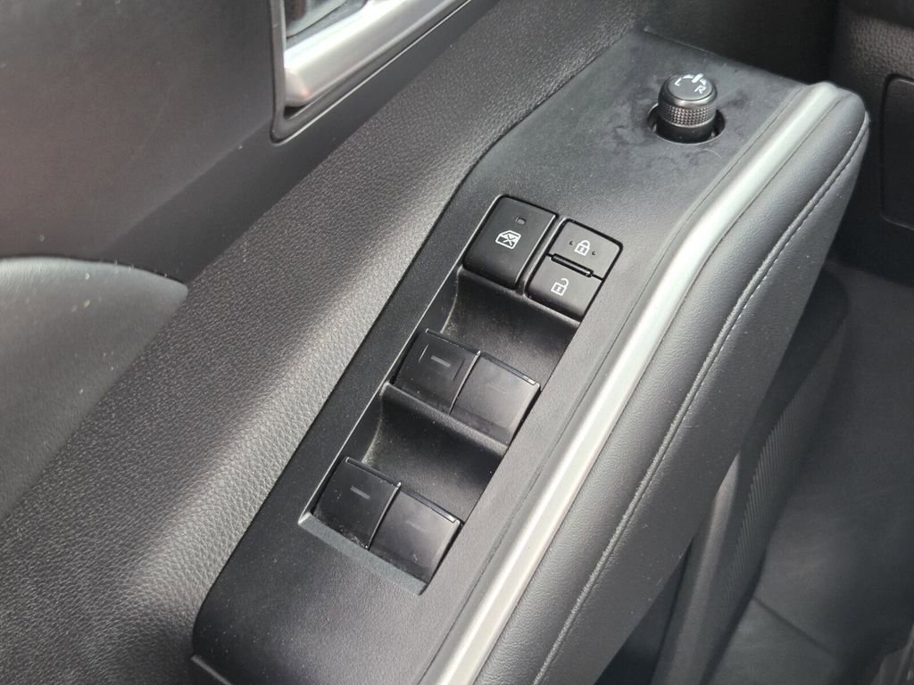 Used 2025 Toyota Highlander XLE image 24