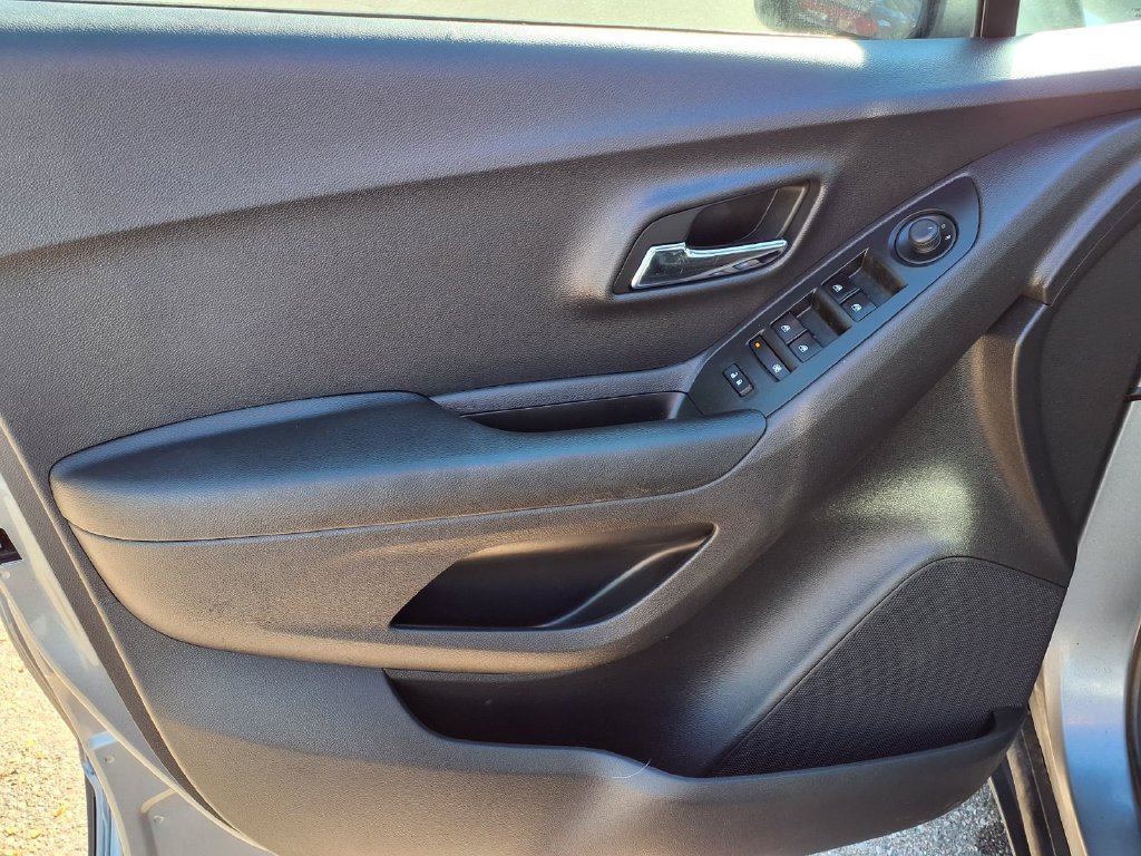 Used 2020 Chevrolet Trax LT w/ LT Convenience Package FWD image 17
