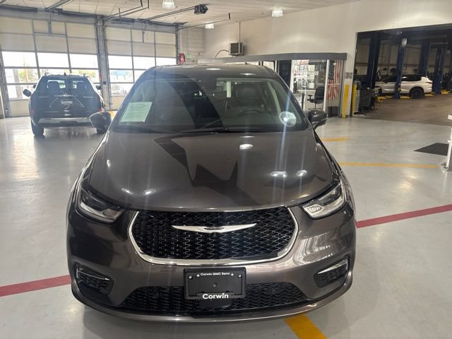Used 2023 Chrysler Pacifica Touring-L w/ Uconnect Theater Family Group AWD/4WD image 3