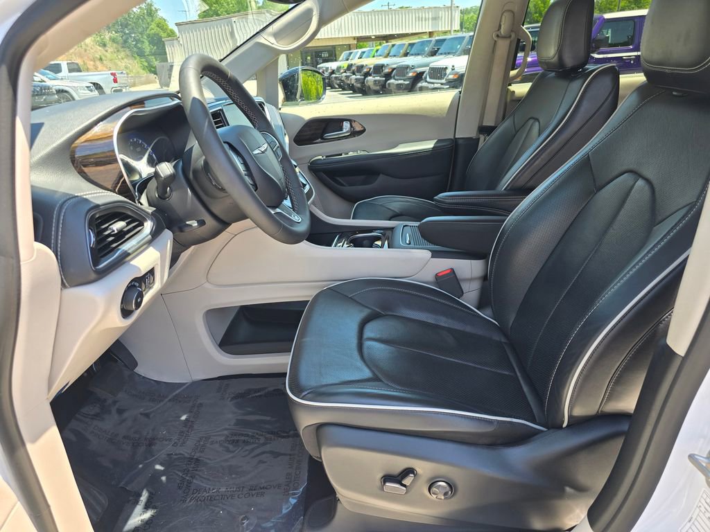 Used 2024 Chrysler Pacifica Limited FWD image 4