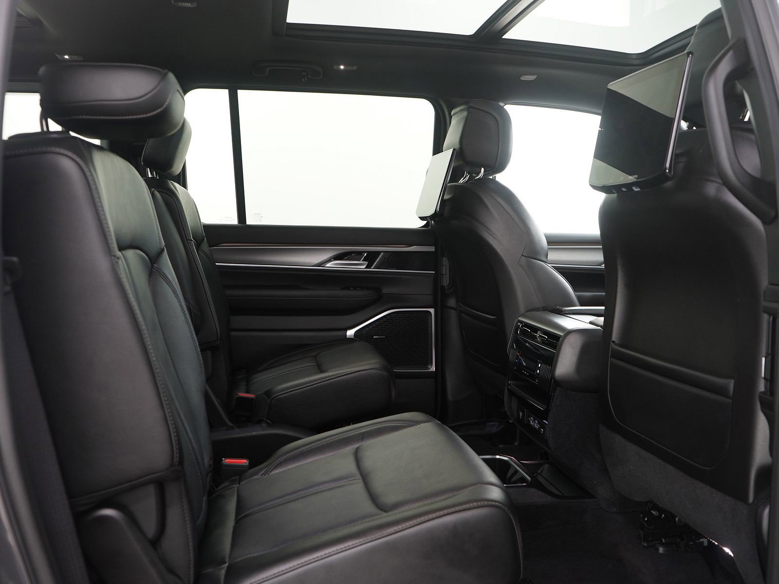 Used 2024 Jeep Wagoneer Series II image 13