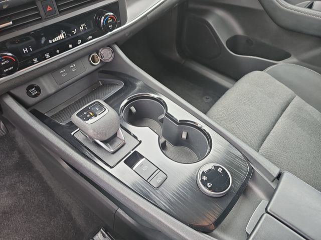 Used 2025 Nissan Rogue SV image 28