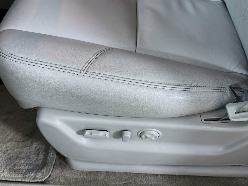 Used 2011 Chevrolet Avalanche LTZ image 22