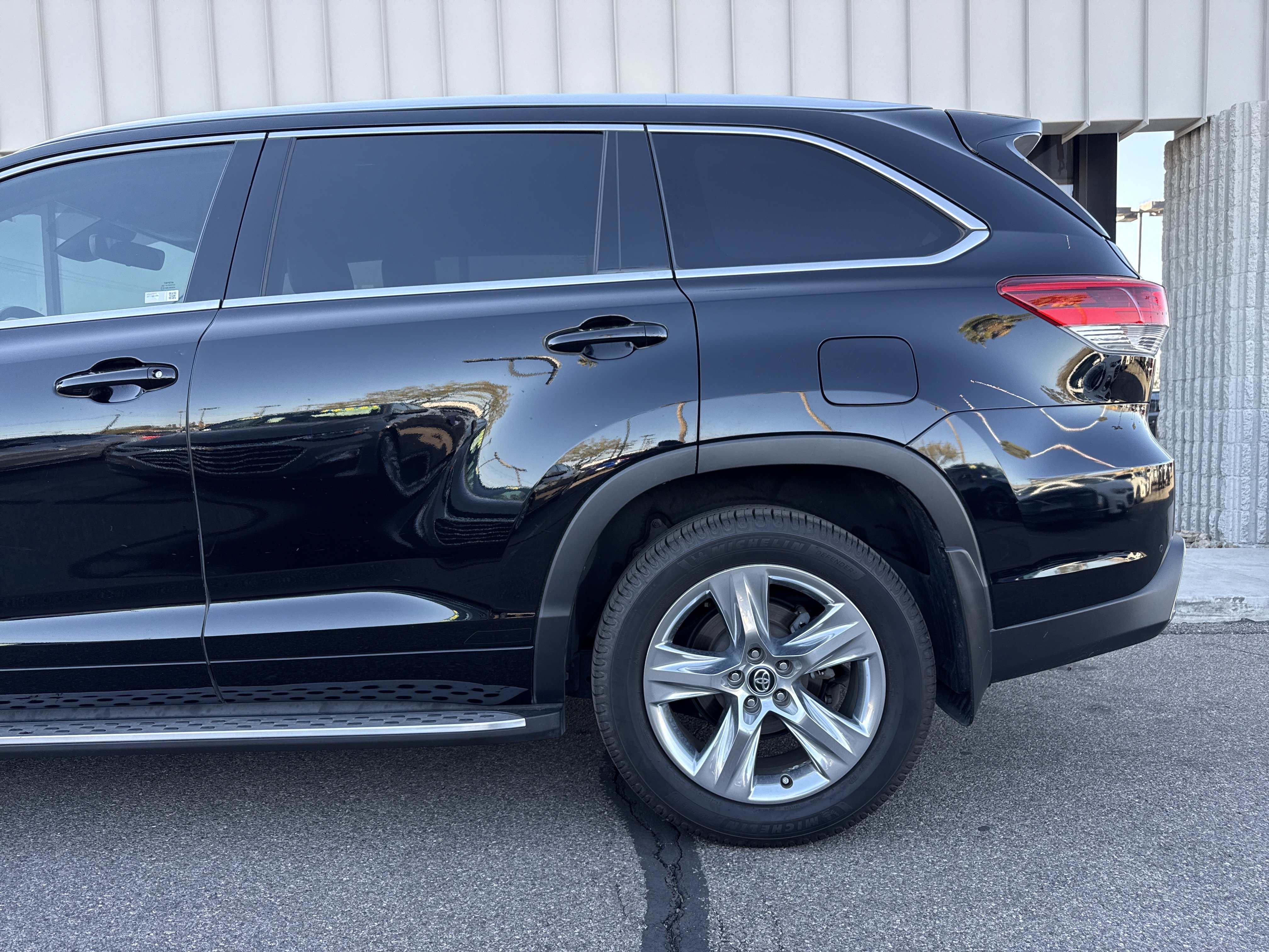 Used 2017 Toyota Highlander Limited image 2