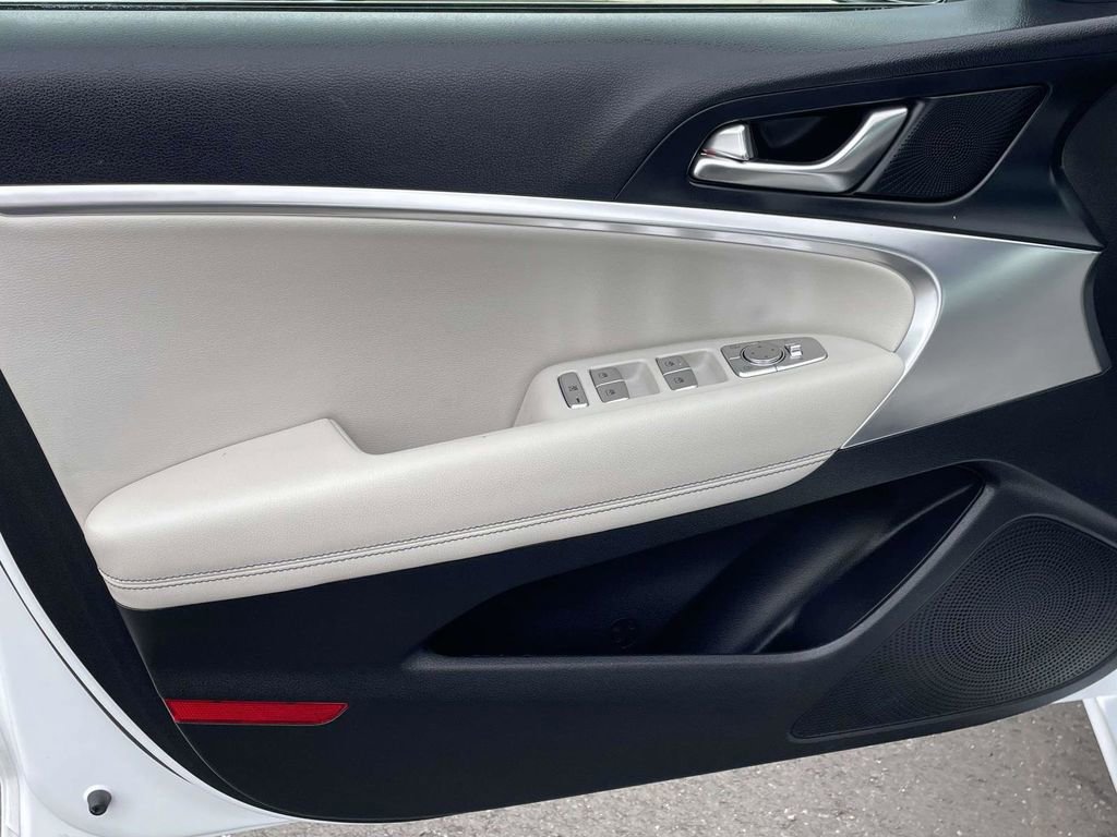 Used 2025 Genesis G70 2.5T image 14