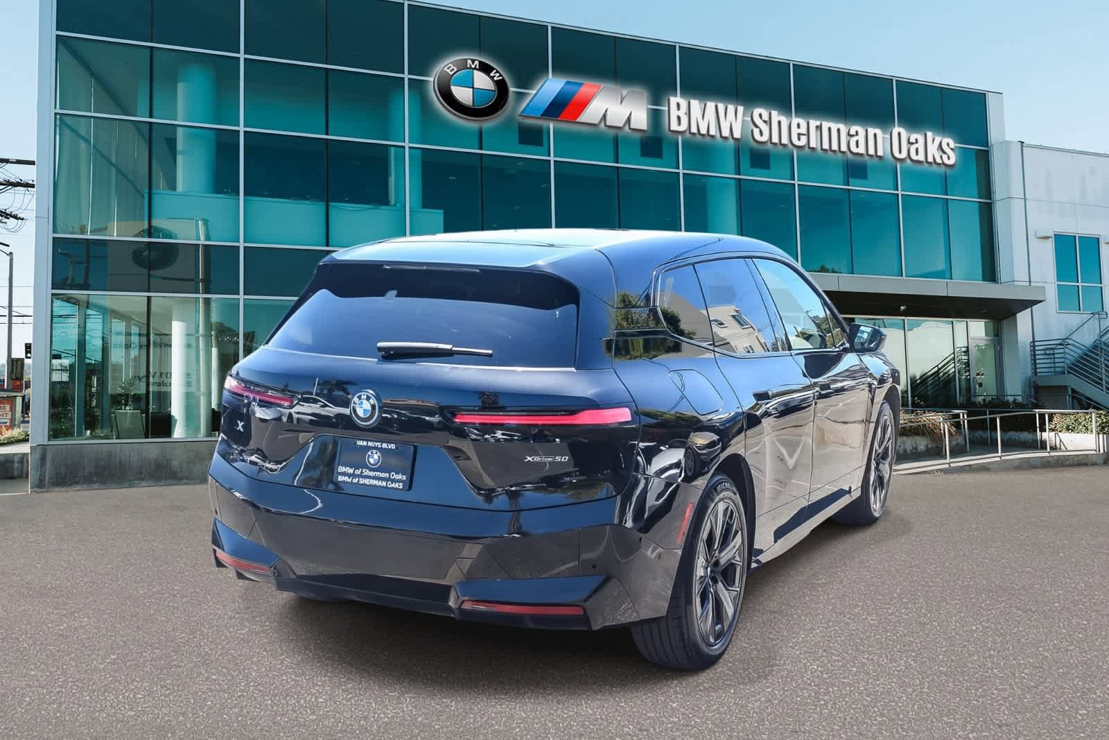 Certified 2023 BMW iX xDrive50 w/ Sport Package AWD/4WD image 4