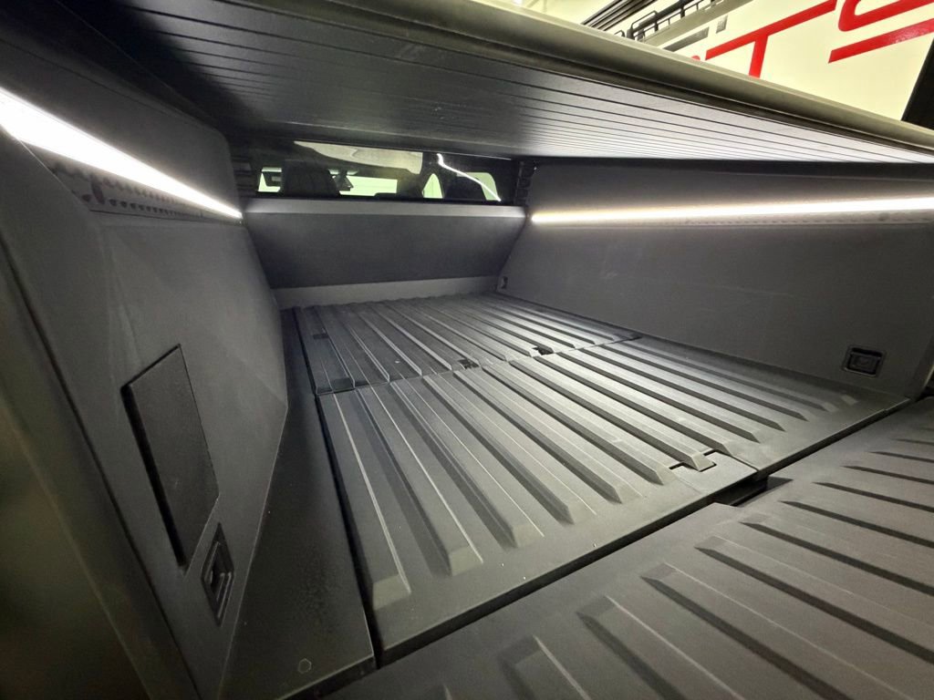 Used 2024 Tesla Cybertruck AWD Crew Cab image 48