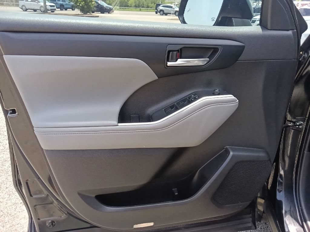 Used 2022 Toyota Highlander XLE AWD/4WD image 11