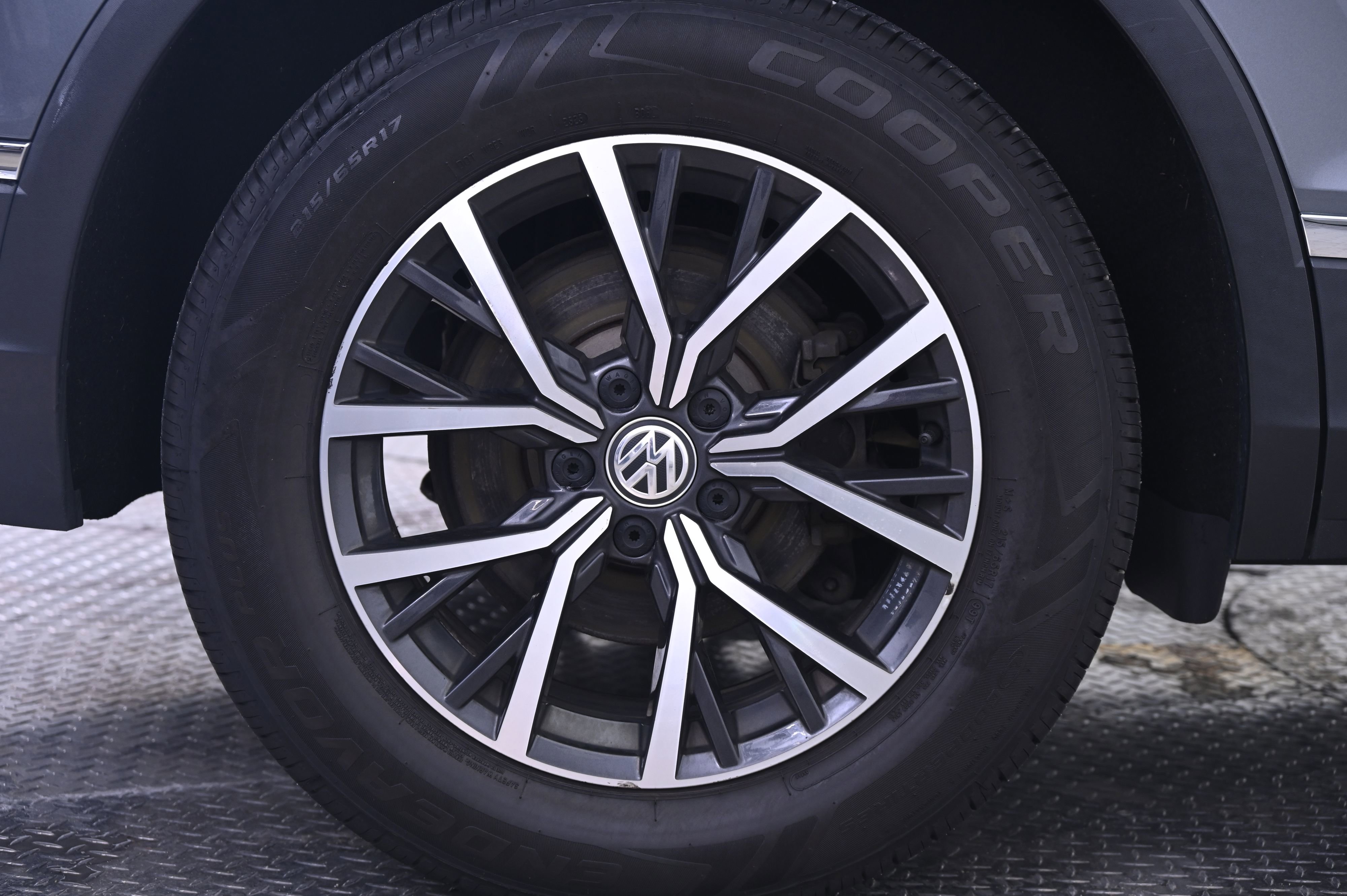 Used 2018 Volkswagen Tiguan SE AWD/4WD image 13