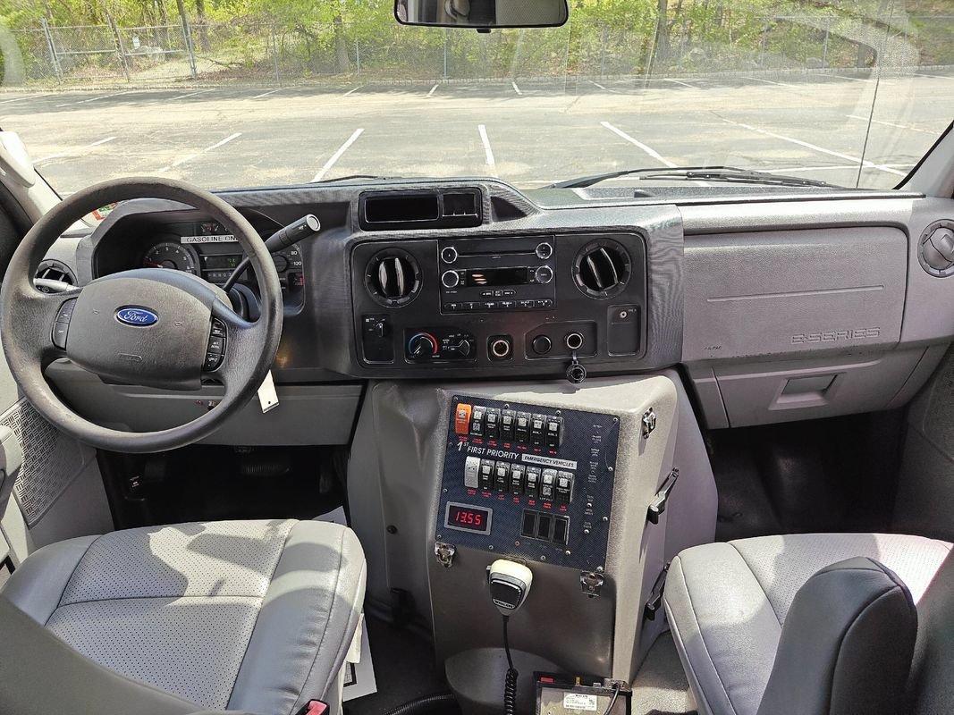 Used 2012 Ford E-450 and Econoline 450 Super Duty w/ Ambulance Prep Pkg RWD image 29
