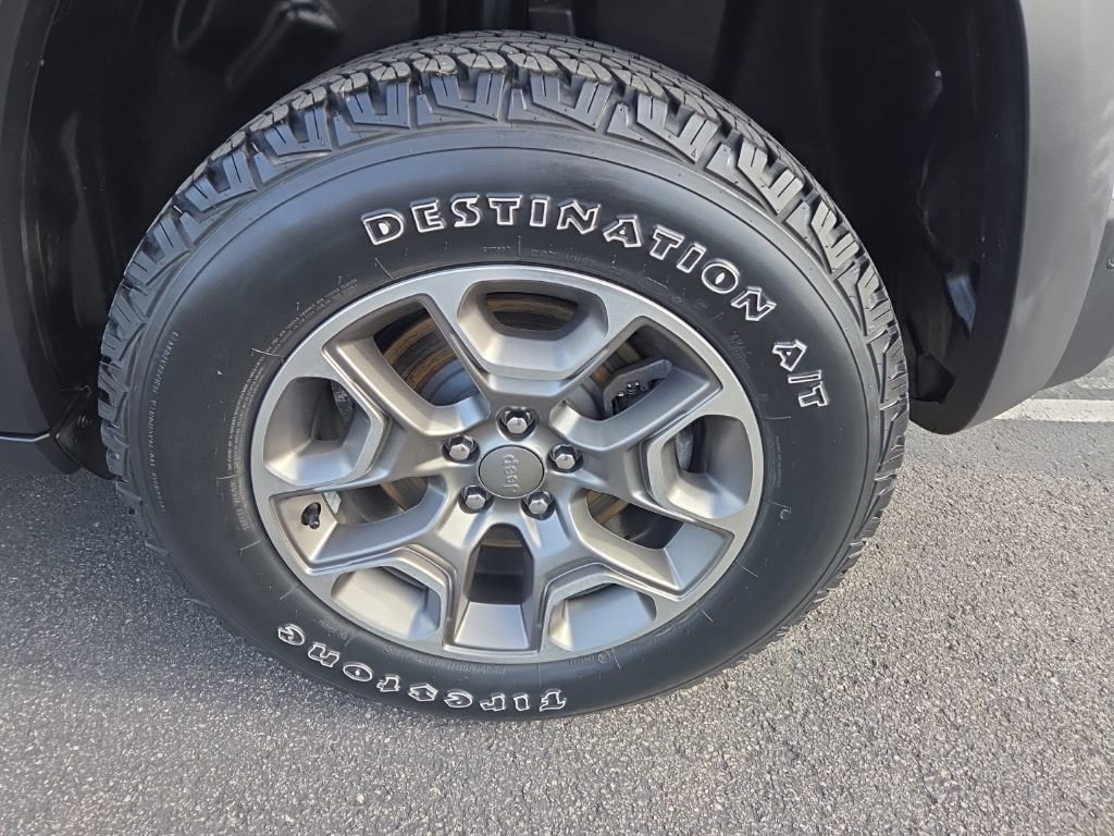 Used 2020 Jeep Cherokee Trailhawk w/ Technology Group image 17