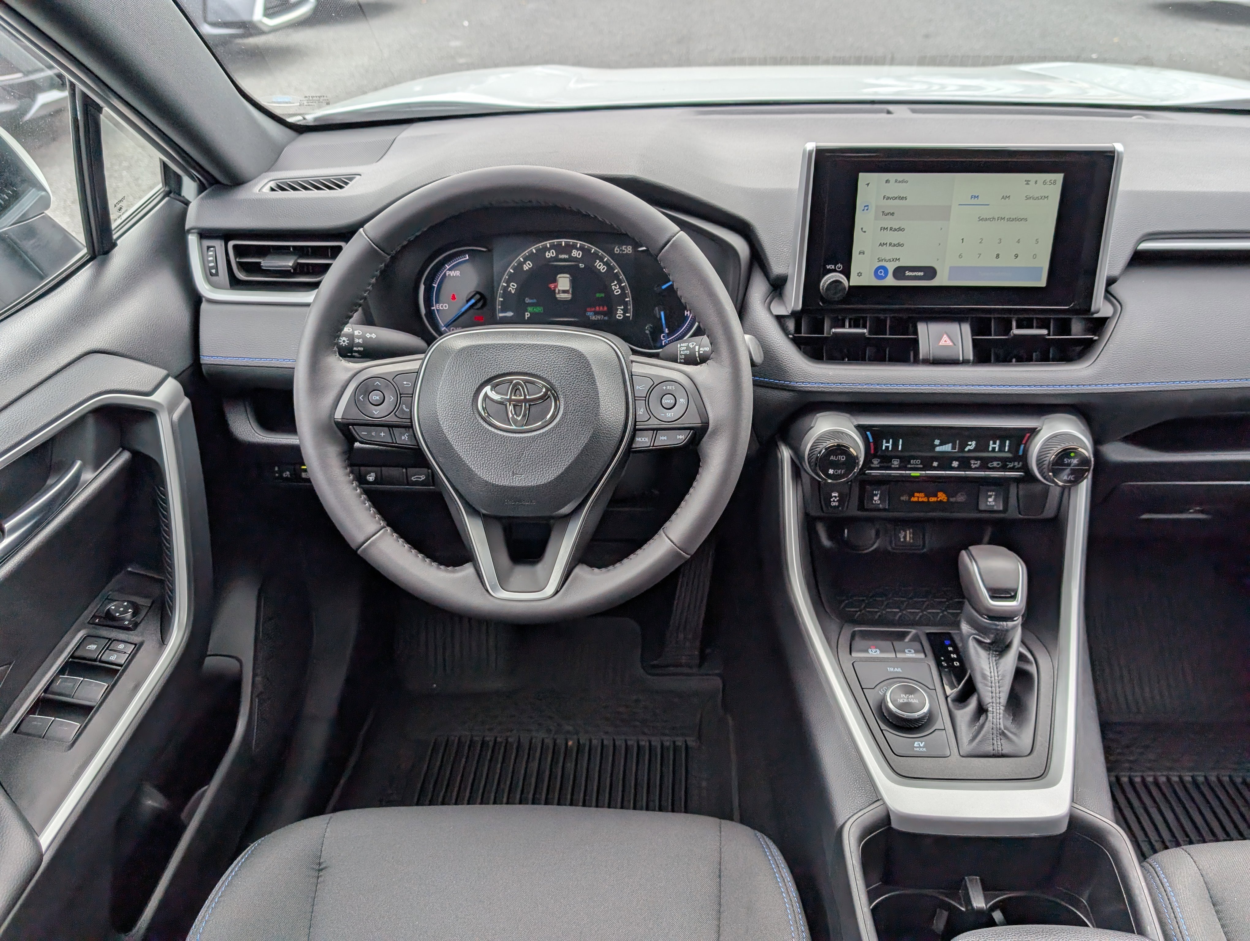 Used 2024 Toyota RAV4 SE w/ Convenience Package image 17