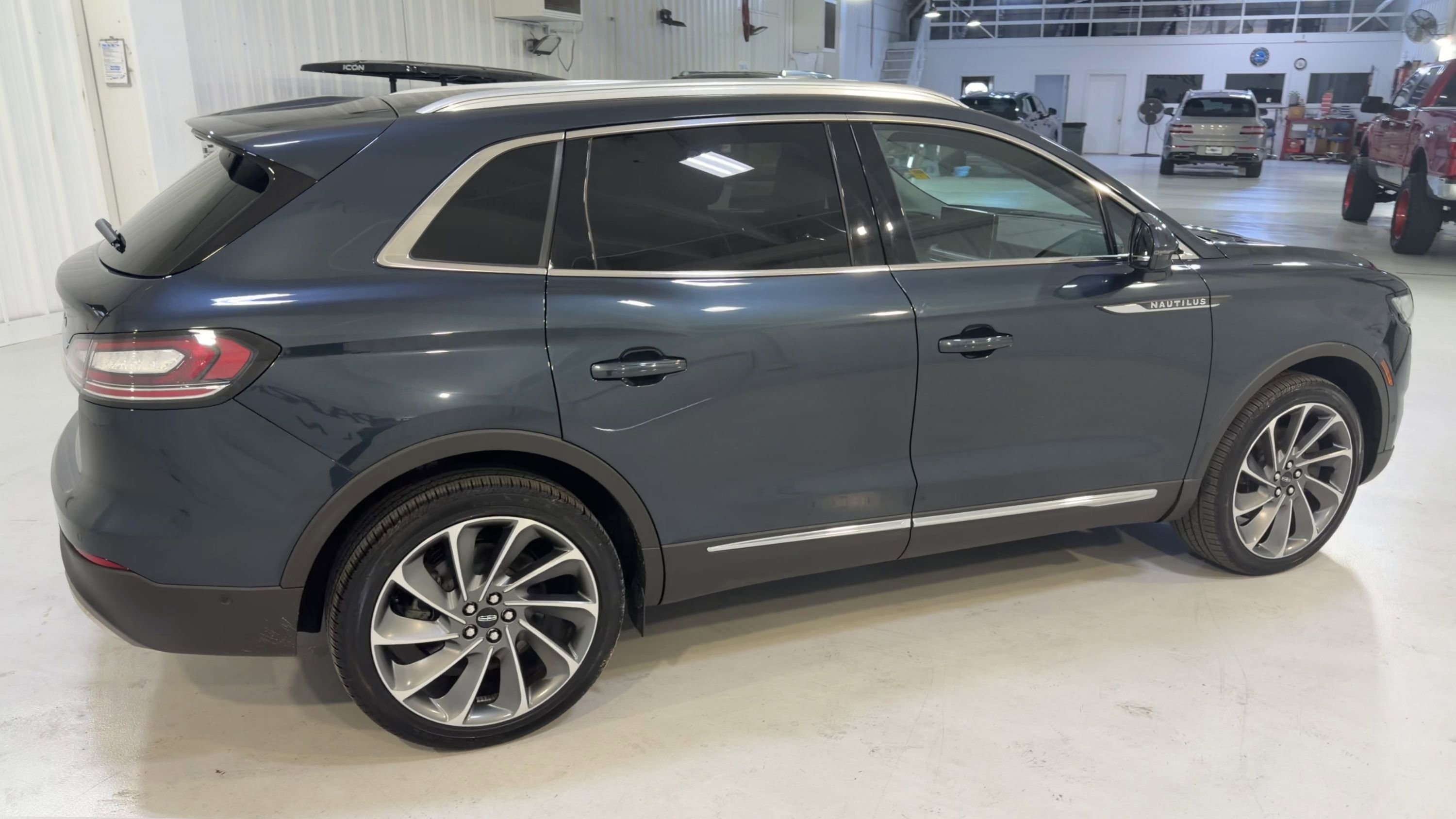 Used 2023 Lincoln Nautilus Reserve w/ Equipment Group 201A AWD/4WD image 9