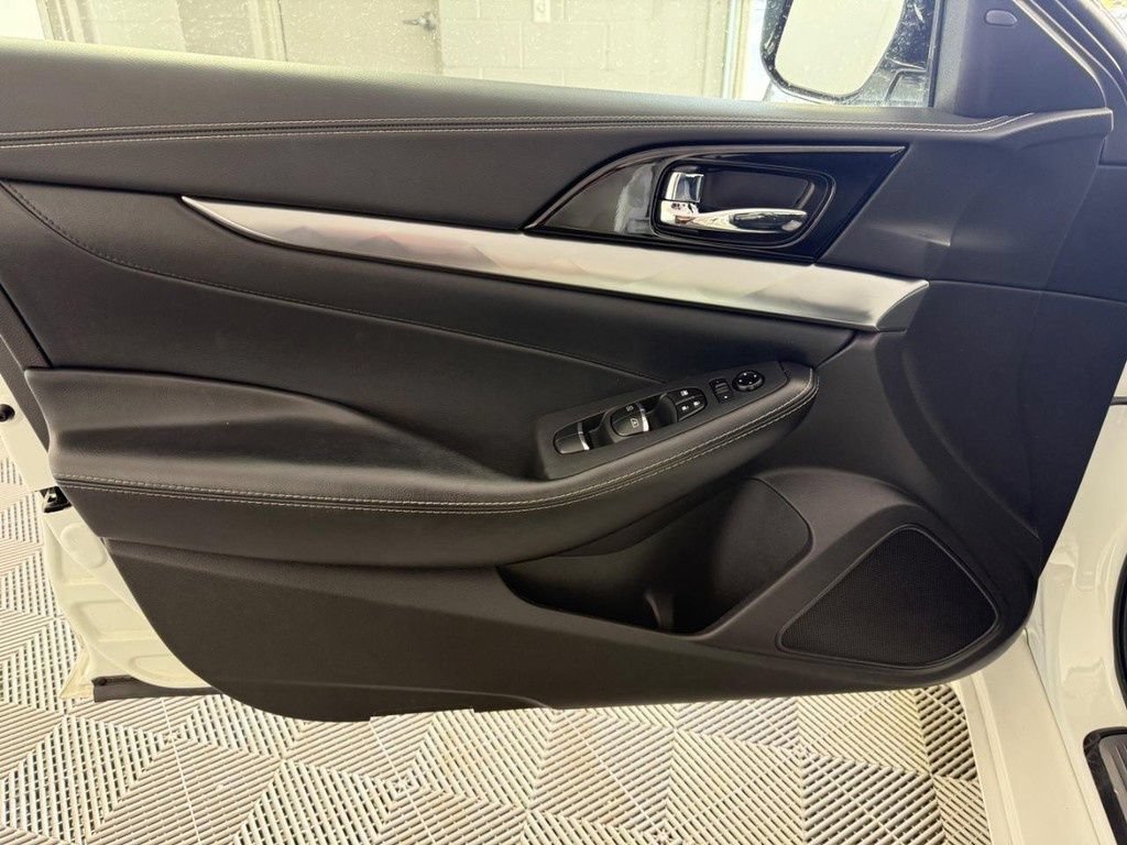 Used 2023 Nissan Maxima SV w/ Floor Mat Group FWD image 17