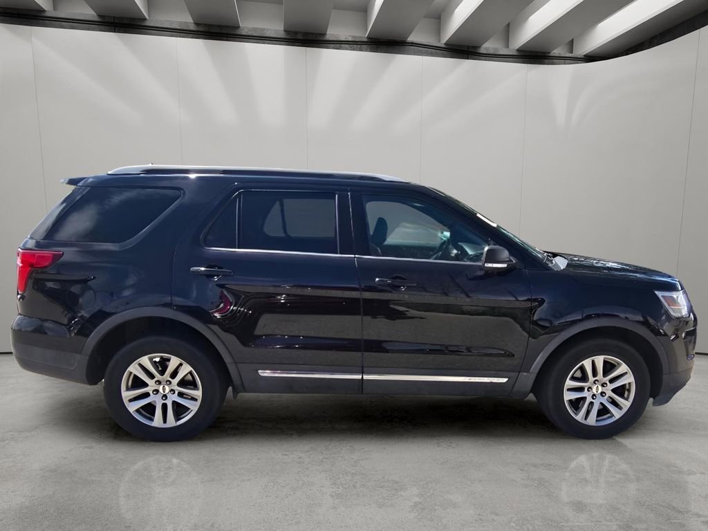 Used 2019 Ford Explorer XLT w/ Equipment Group 202A AWD/4WD image 11