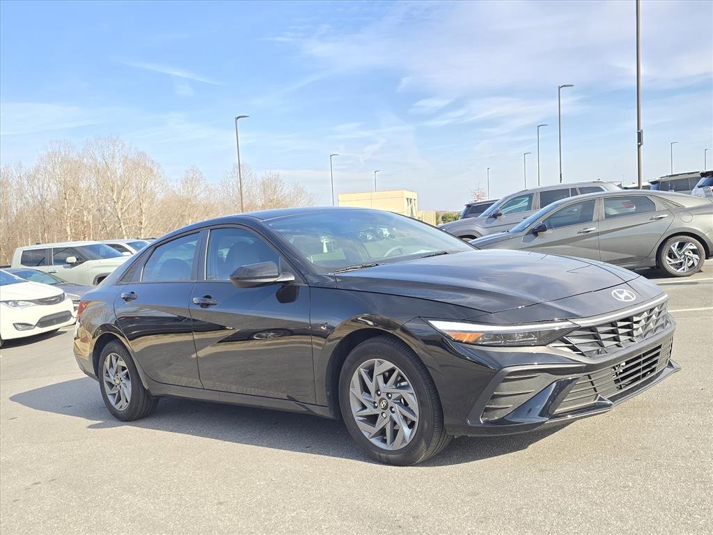 Used 2025 Hyundai Elantra Blue image 1