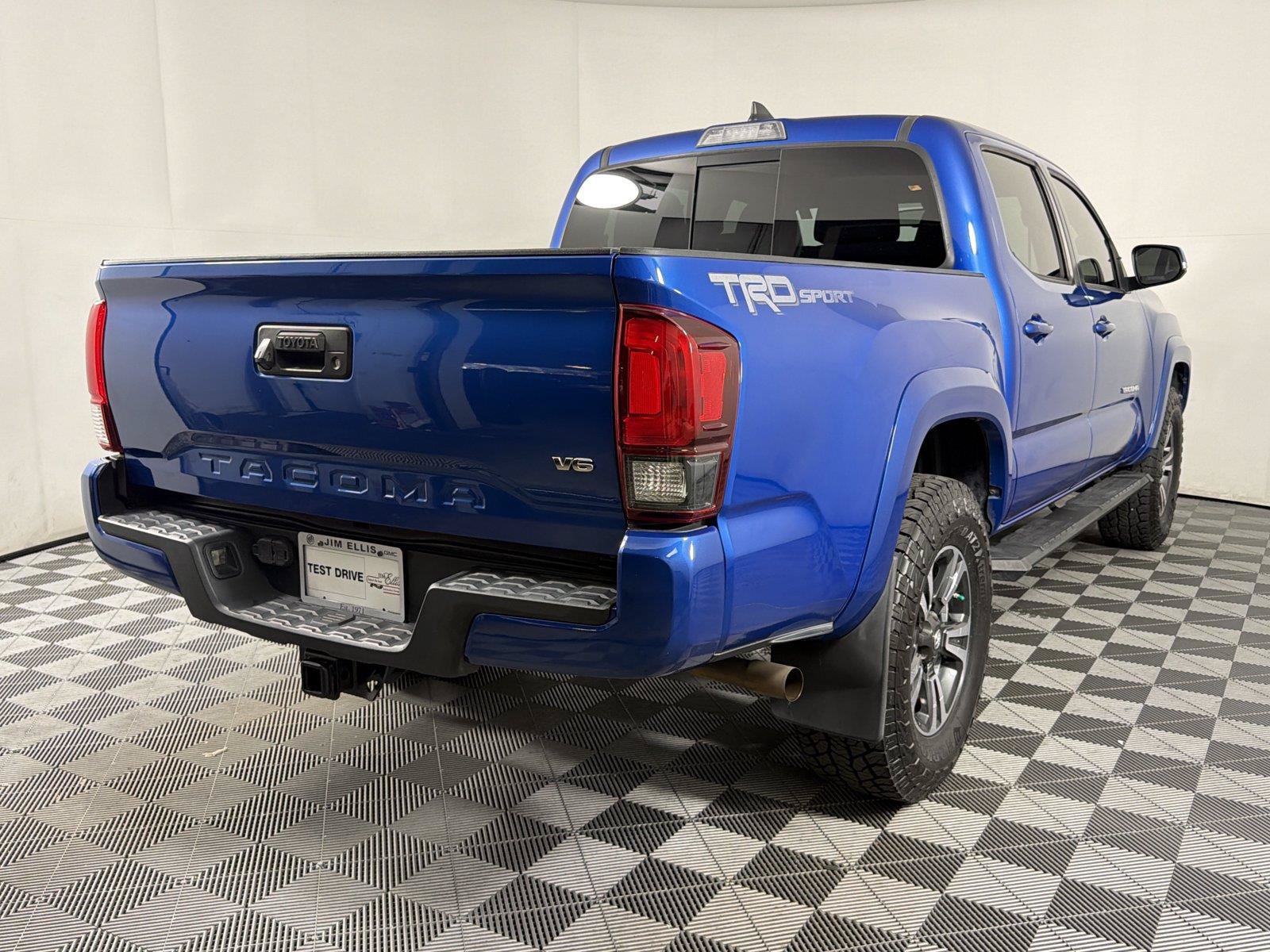 Used 2018 Toyota Tacoma TRD Sport RWD image 6
