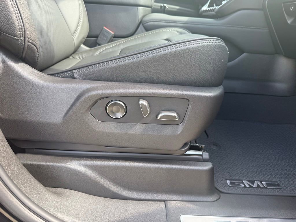 Used 2025 GMC Yukon XL Denali w/ Sun & Power Step Package image 27