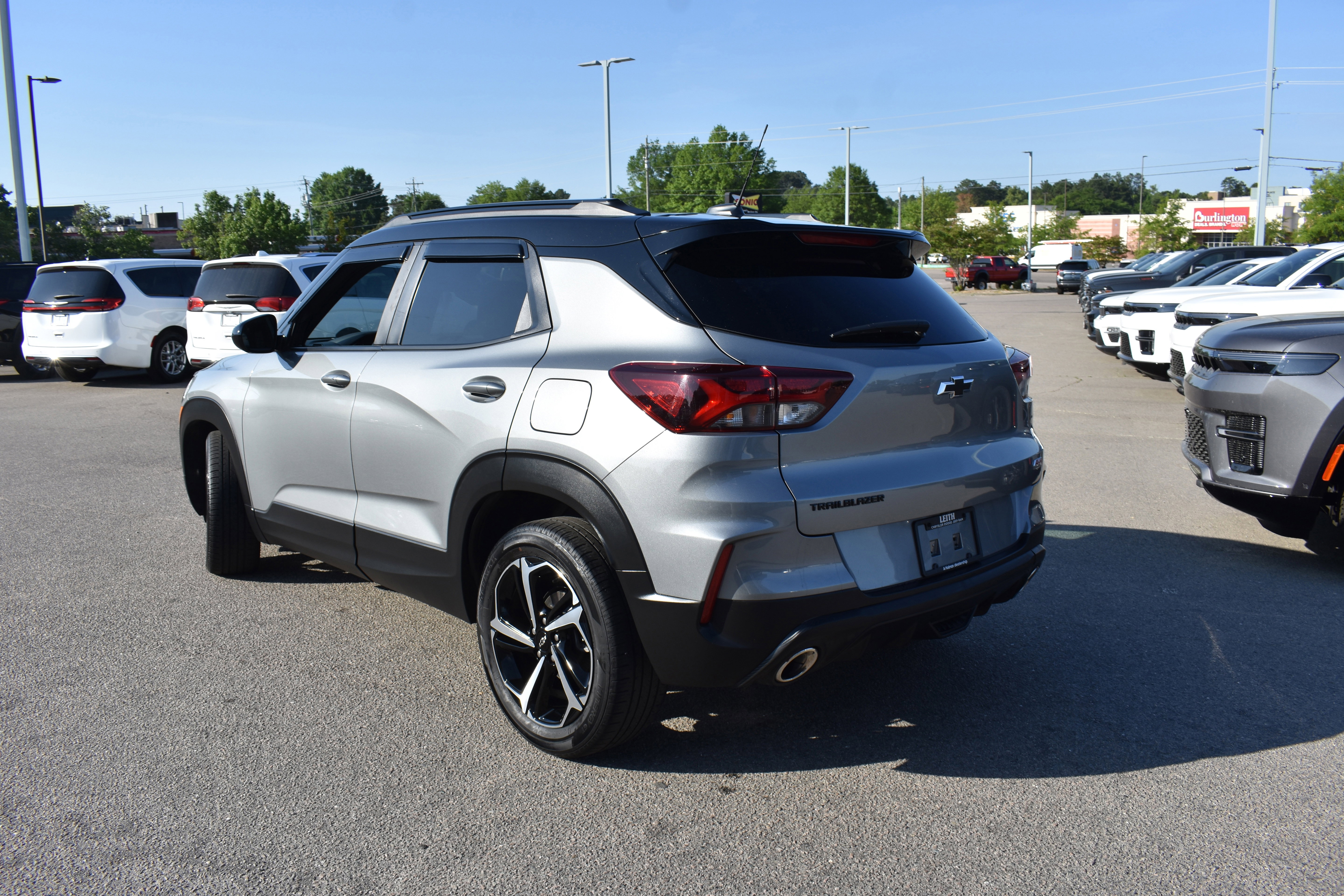 Used 2023 Chevrolet TrailBlazer RS w/ Sun and Liftgate Package FWD image 7