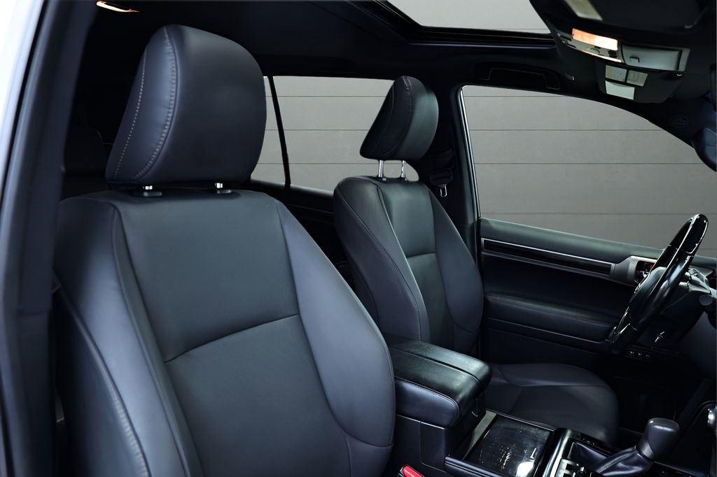 Used 2020 Lexus GX 460 Premium w/ Premium Package image 29