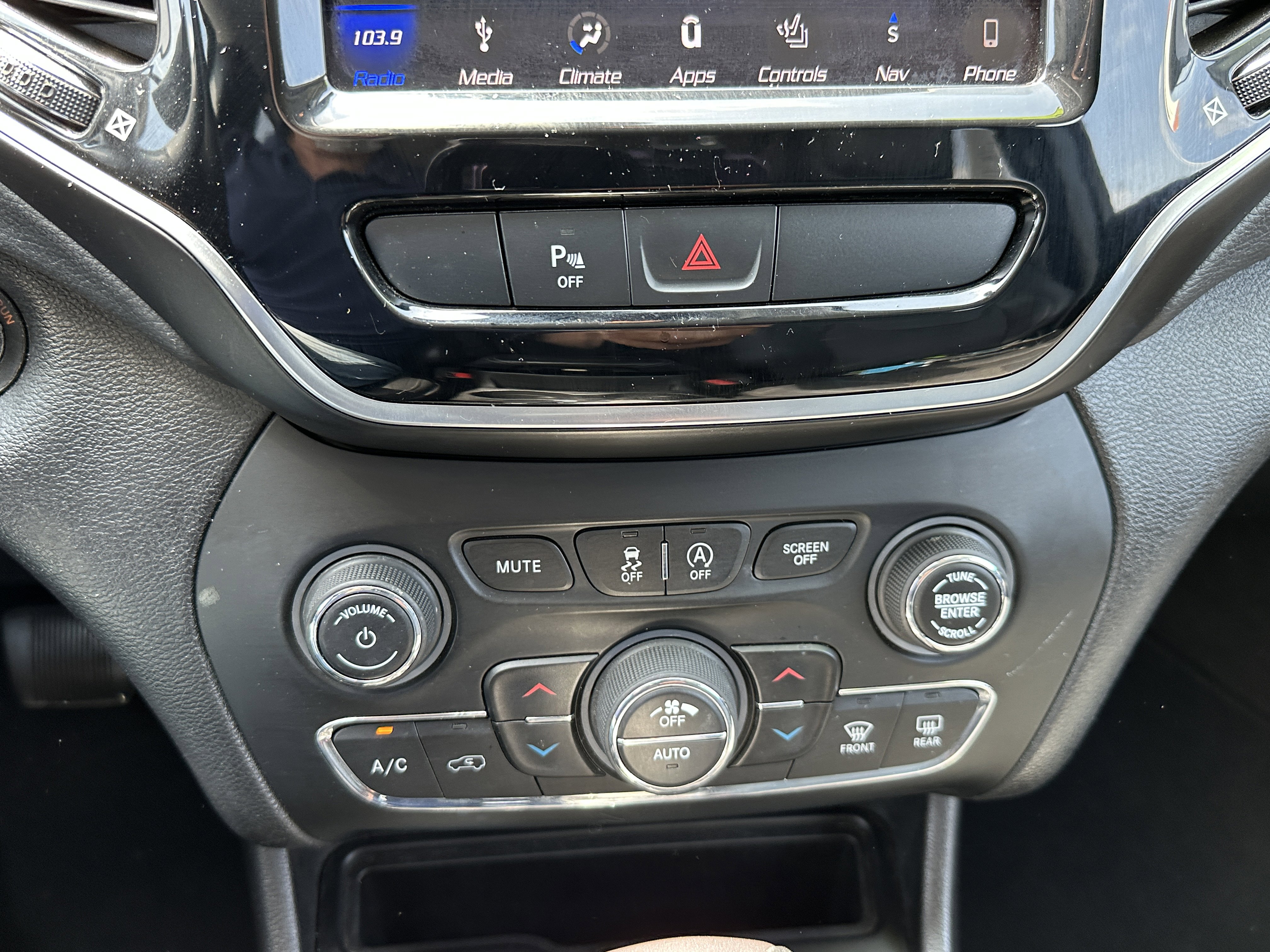 Used 2019 Jeep Cherokee Limited AWD/4WD image 31