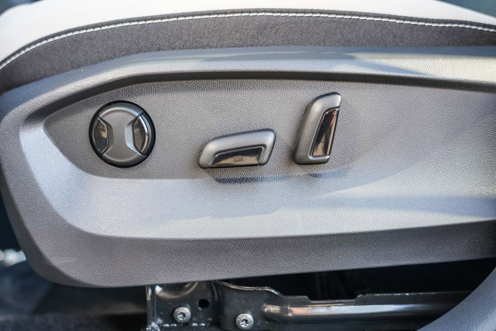 New 2025 Volkswagen Taos SE image 31