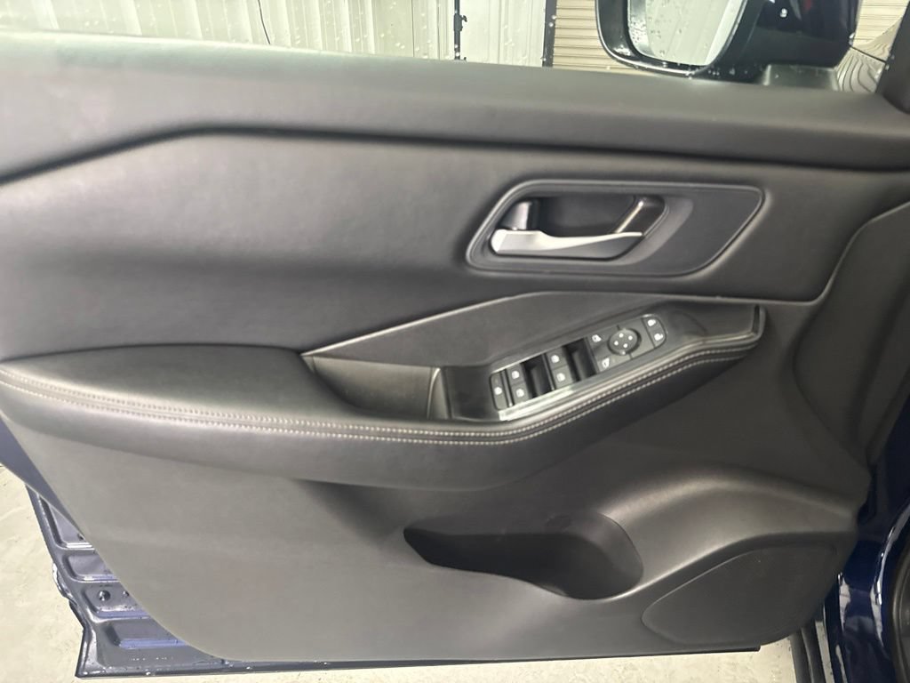 Used 2024 Nissan Rogue SV AWD/4WD image 8
