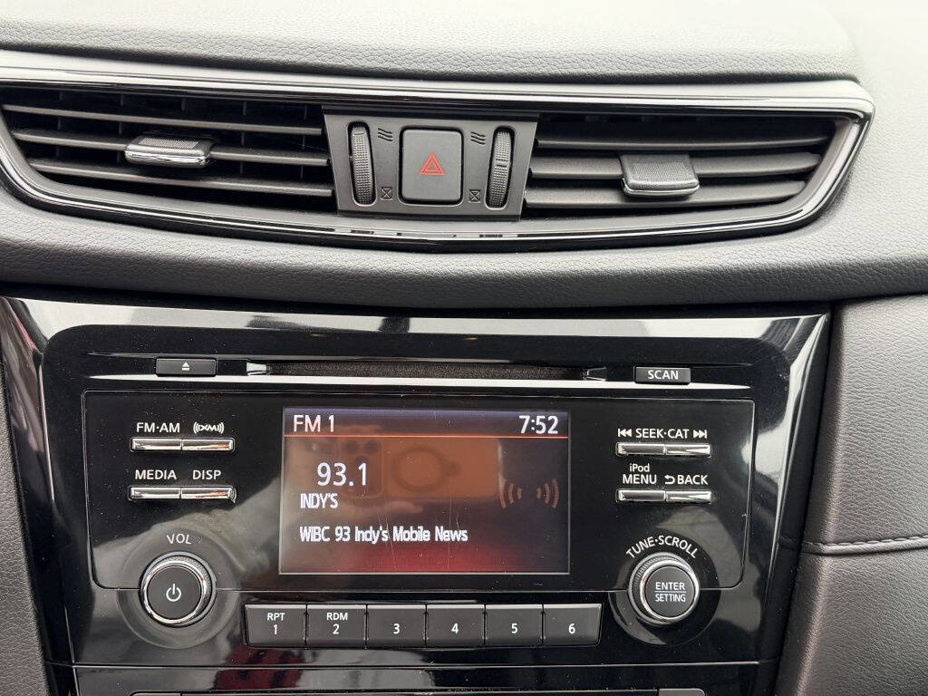 Used 2017 Nissan Rogue SV image 17