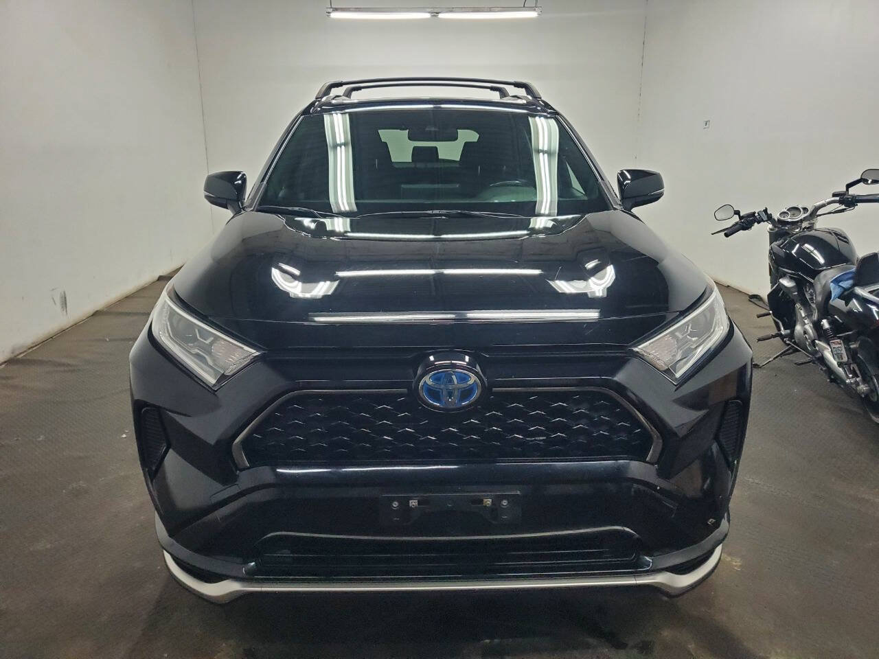 Used 2021 Toyota RAV4 SE w/ Weather & Moonroof Package AWD/4WD image 2