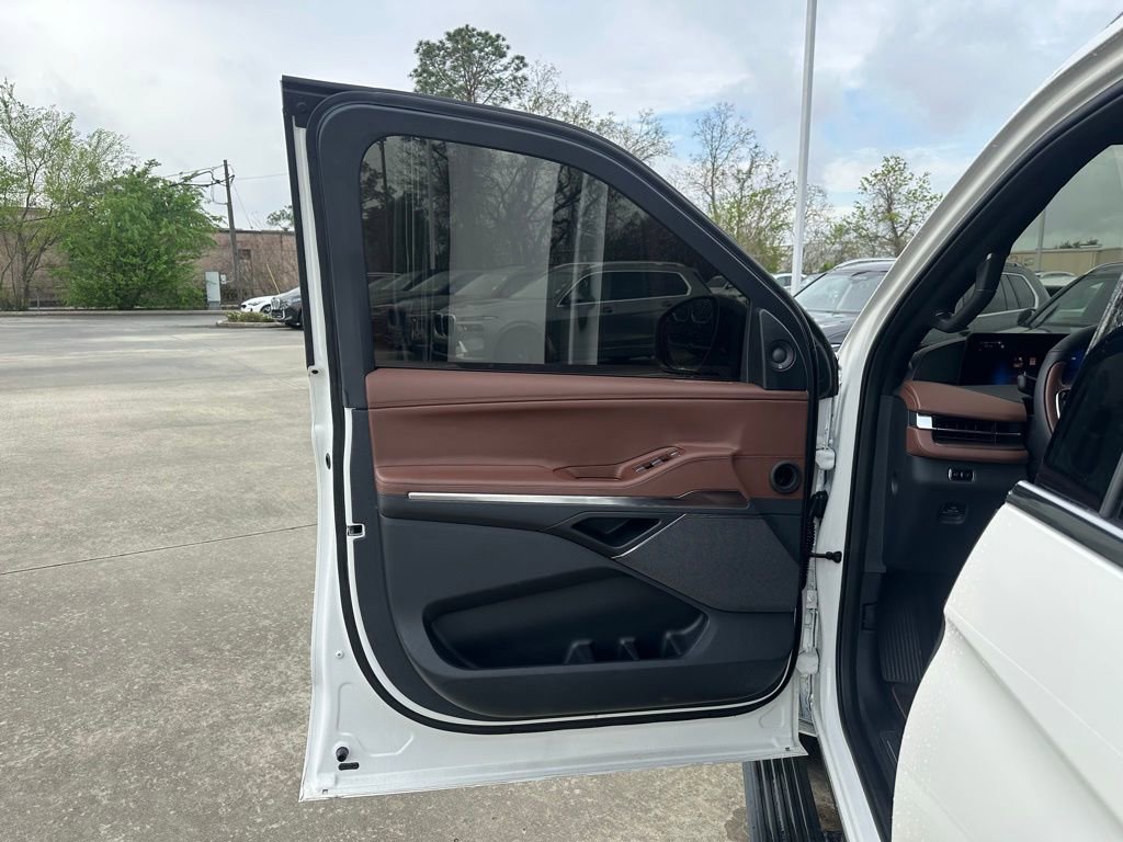 Used 2025 Lincoln Navigator Reserve image 7