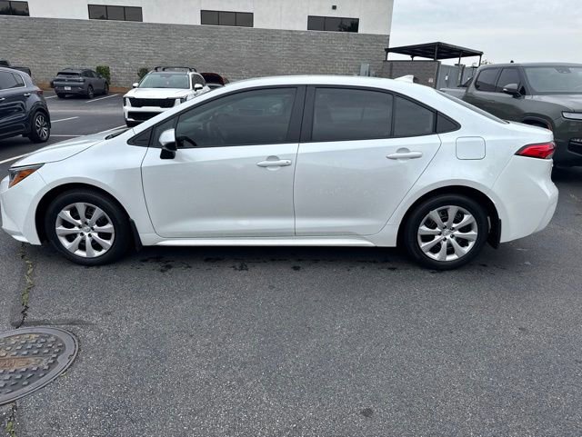 Used 2025 Toyota Corolla LE FWD image 2