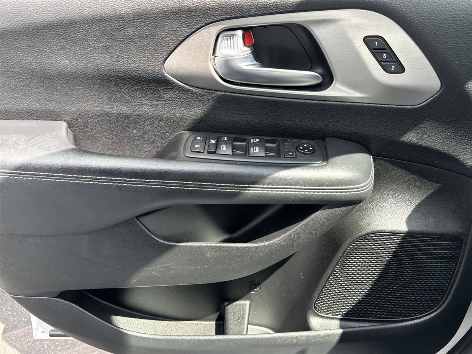 Used 2020 Chrysler Pacifica Touring-L w/ Advanced Safetytec Group AWD/4WD image 19