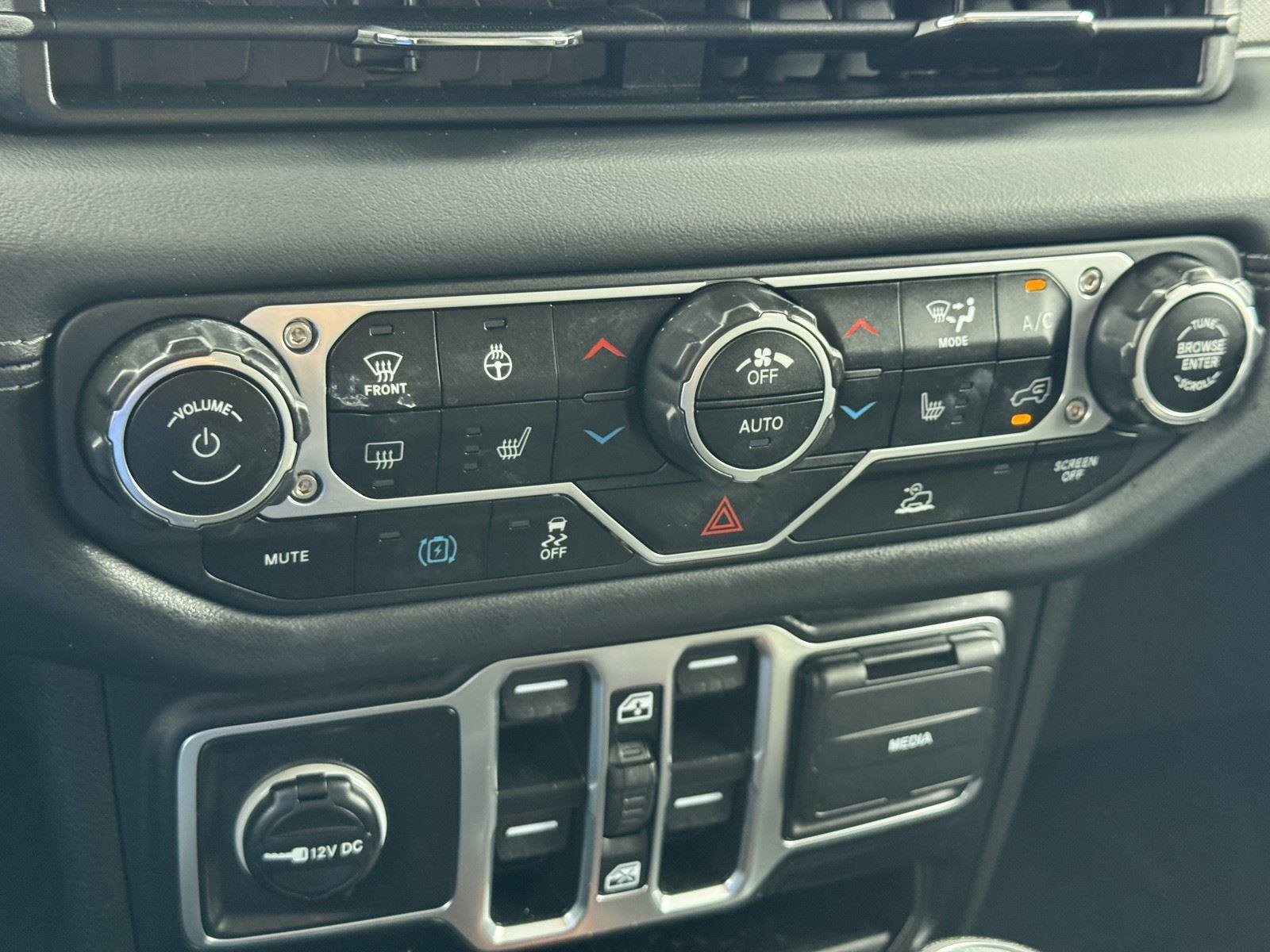 Certified 2025 Jeep Wrangler Sahara AWD/4WD image 19