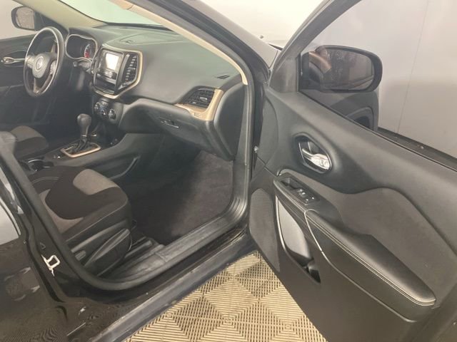 Used 2016 Jeep Cherokee Sport image 16
